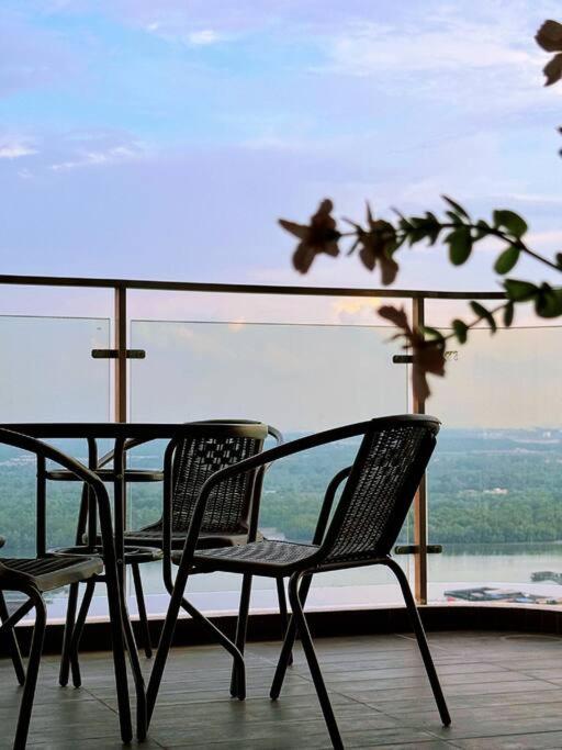 Spacious Balcony Royal Strand Full Seaview with 2CarParks FOC Netflix Access and Youtube Premium 3Beds3Bath for 6-10pax by Minshuku