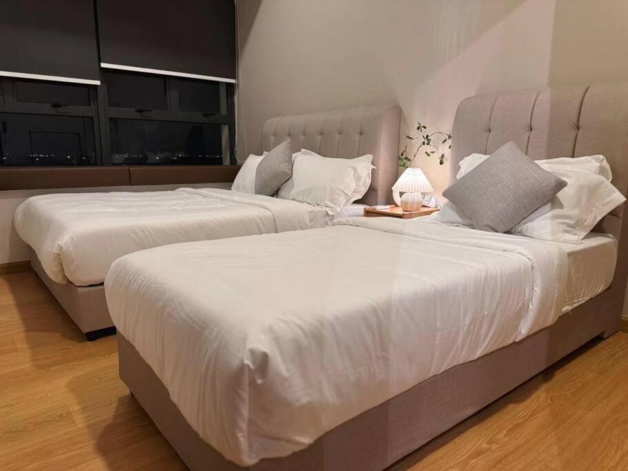 Spacious Balcony Royal Strand Full Seaview with 2CarParks FOC Netflix Access and Youtube Premium 3Beds3Bath for 6-10pax by Minshuku