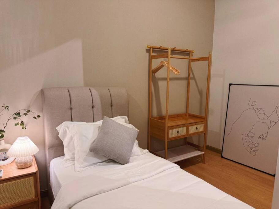 Spacious Balcony Royal Strand Full Seaview with 2CarParks FOC Netflix Access and Youtube Premium 3Beds3Bath for 6-10pax by Minshuku