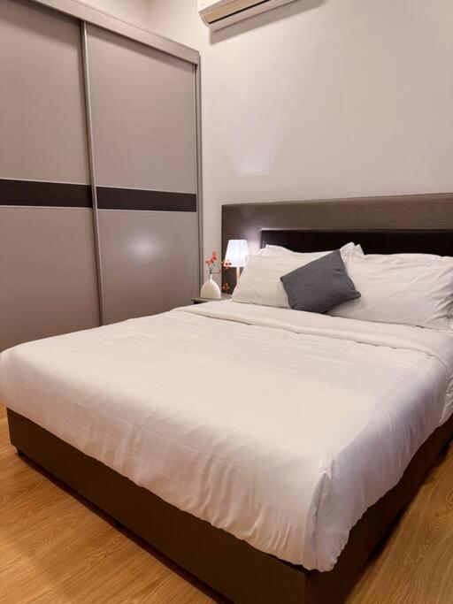 Spacious Balcony Royal Strand Full Seaview with 2CarParks FOC Netflix Access and Youtube Premium 3Beds3Bath for 6-10pax by Minshuku