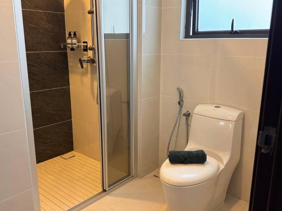 Spacious Balcony Royal Strand Full Seaview with 2CarParks FOC Netflix Access and Youtube Premium 3Beds3Bath for 6-10pax by Minshuku
