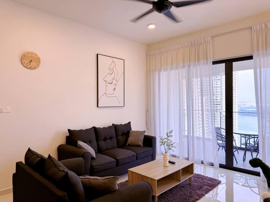 Spacious Balcony Royal Strand Full Seaview with 2CarParks FOC Netflix Access and Youtube Premium 3Beds3Bath for 6-10pax by Minshuku