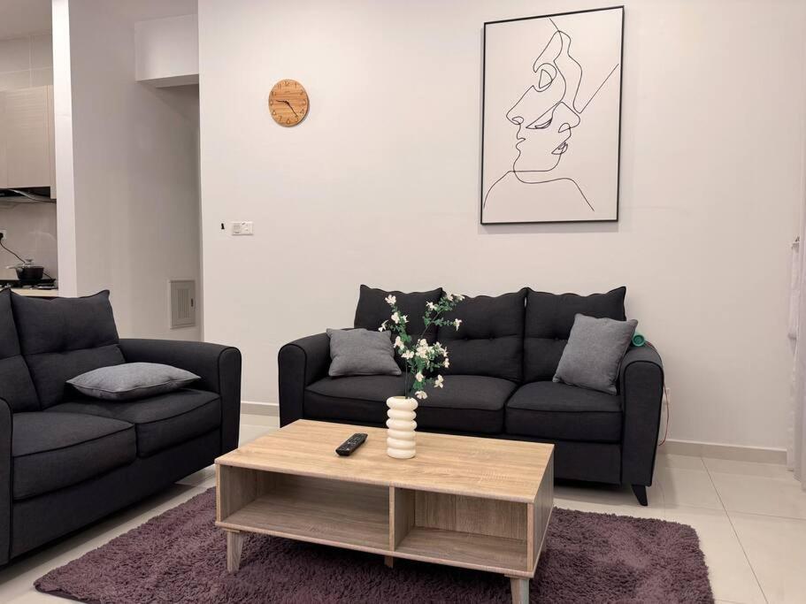 Spacious Balcony Royal Strand Full Seaview with 2CarParks FOC Netflix Access and Youtube Premium 3Beds3Bath for 6-10pax by Minshuku
