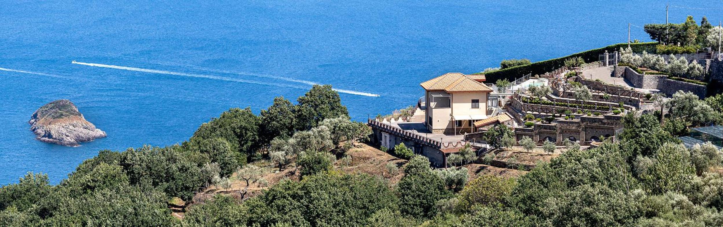 Hotel AMORE RENTALS - Villa Lions Rose - Image 1