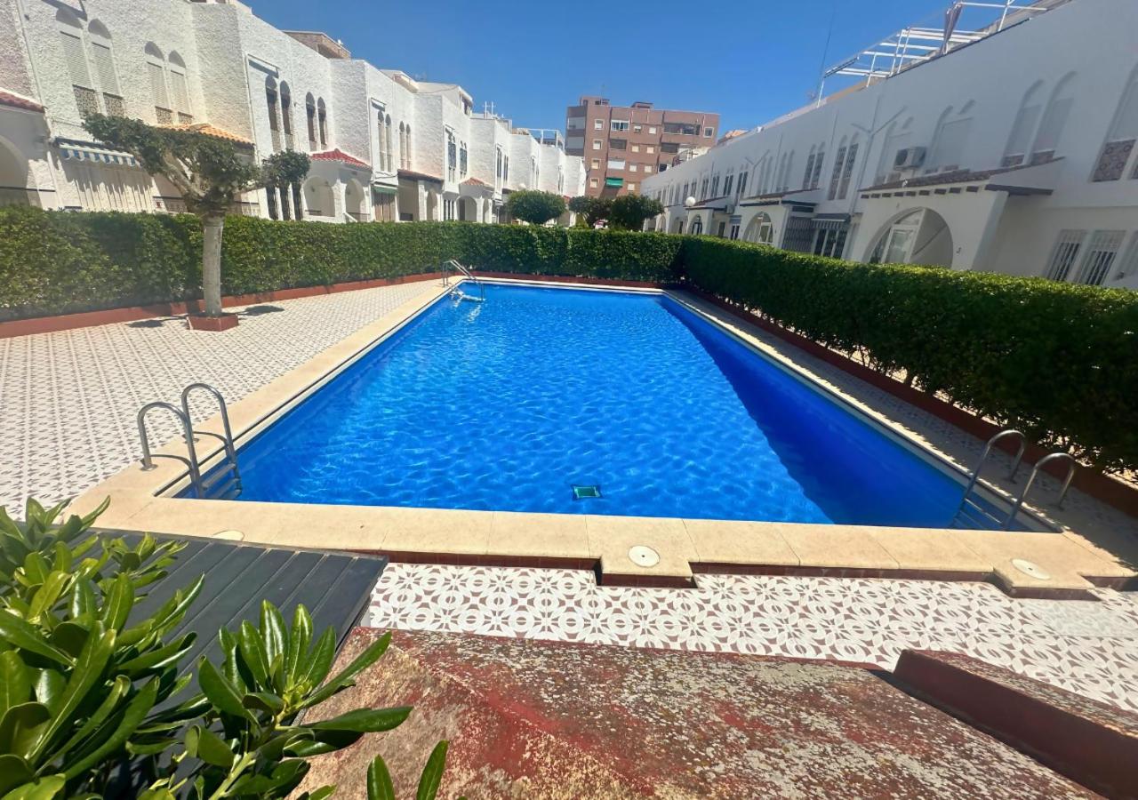 Bungaló en La Mata en urbanización con piscina