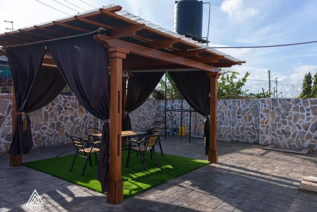 Luxurious 2bed with Wi-Fi, AC and Pergola view 4