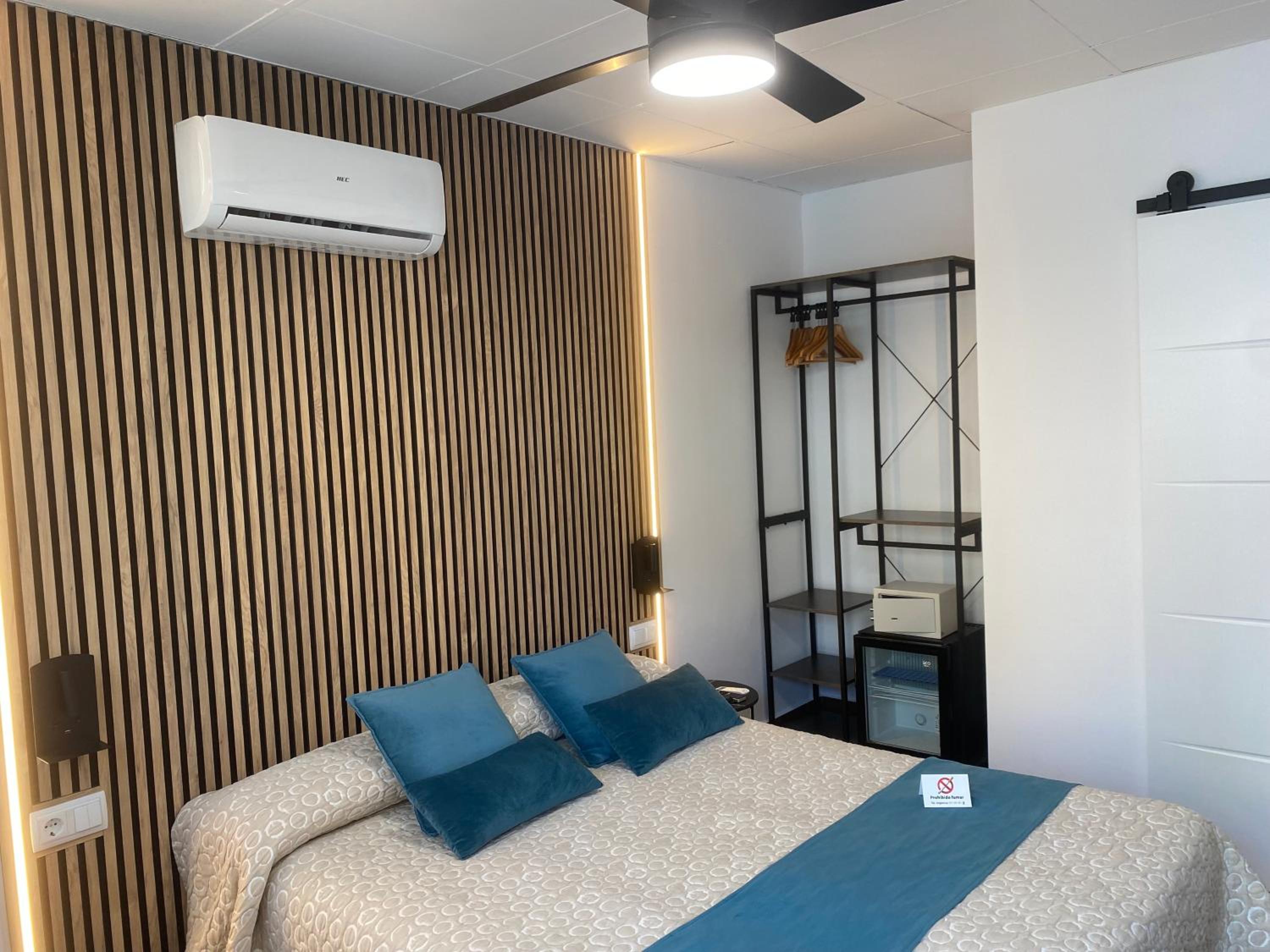 ROVIOR Rooms & Café