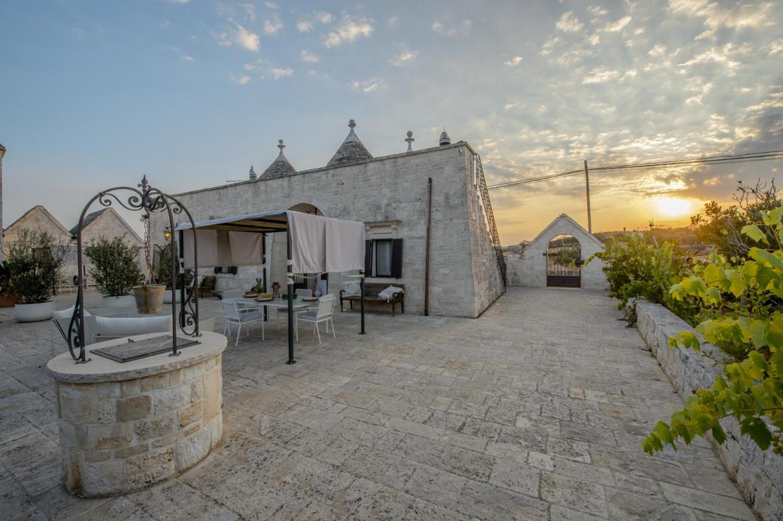 Trulli Nigri Holidays with private swimming pool