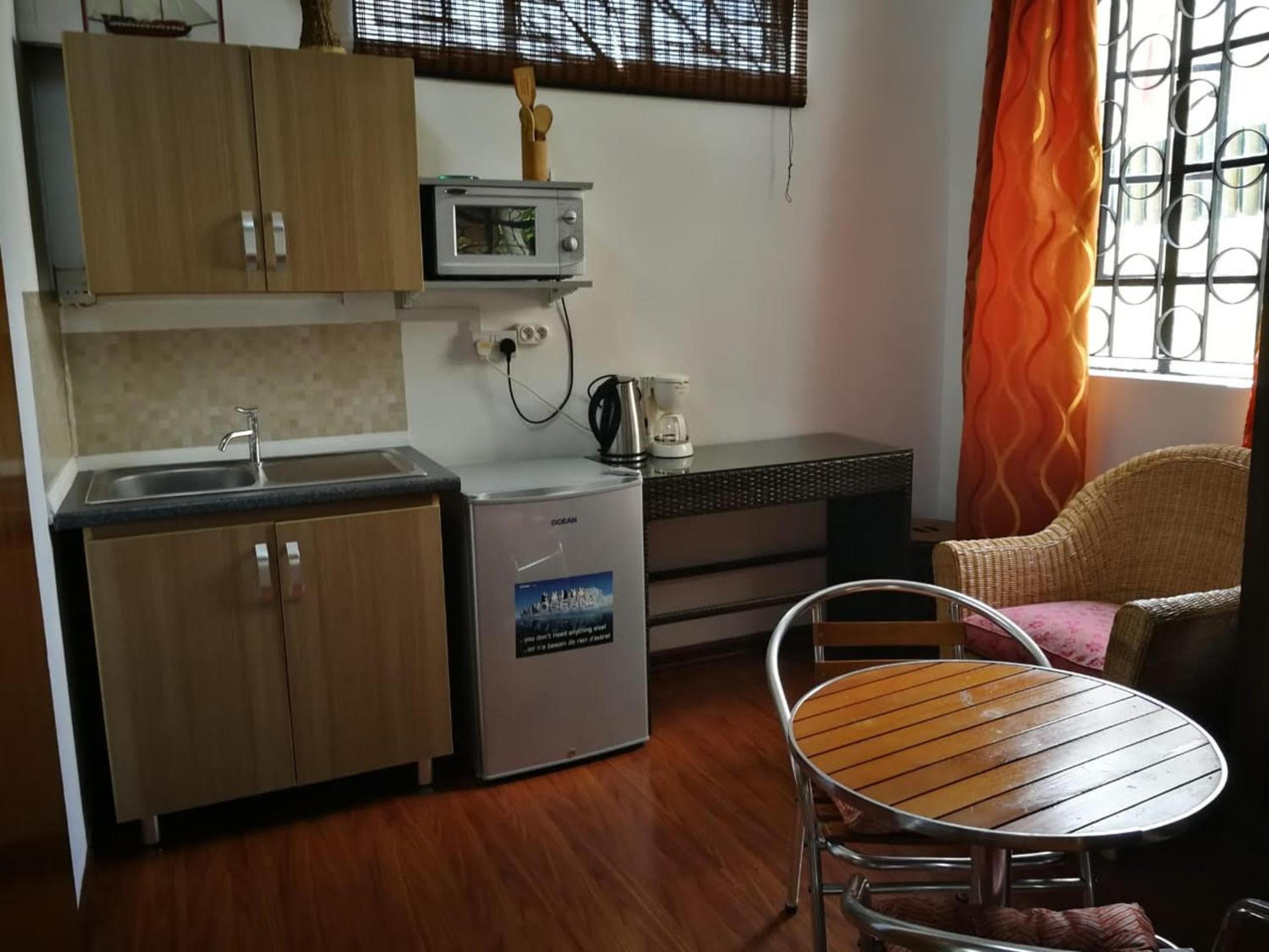 Charming studio in Flic en Flac with enclosed garden, 25m² view 2