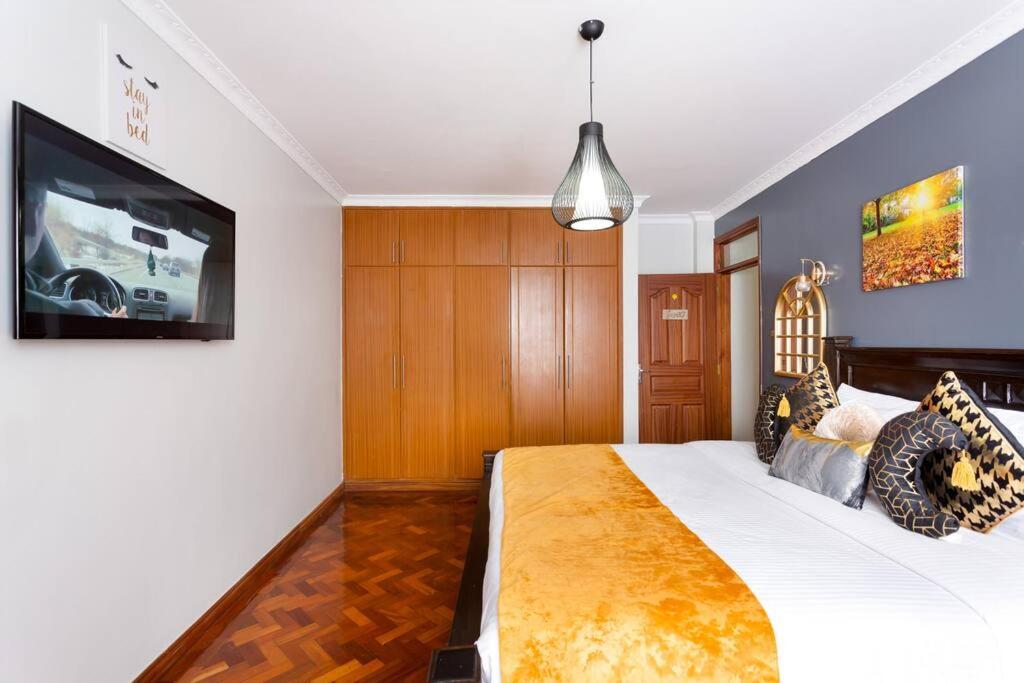 Luxurious king-bed with hot water view 4
