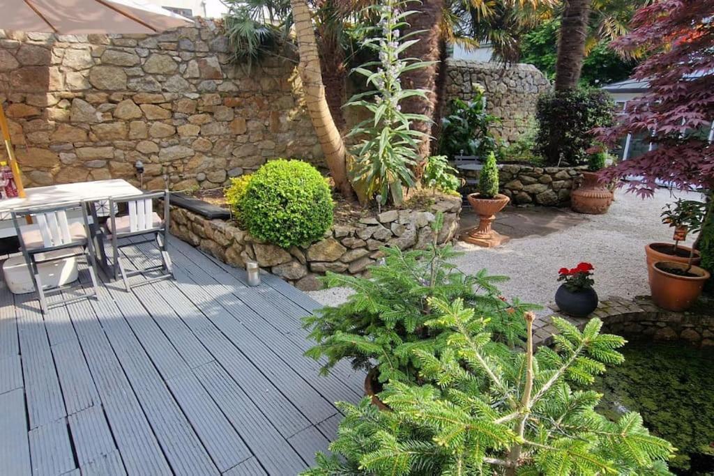 Hideaway Garden Paradise