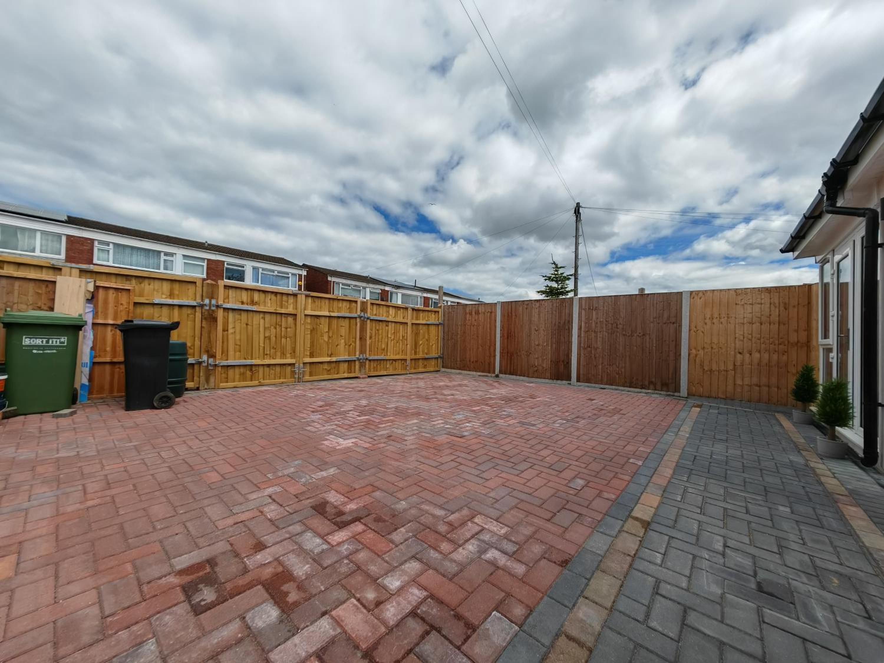 Gated 2 Guests Private House Free Parking