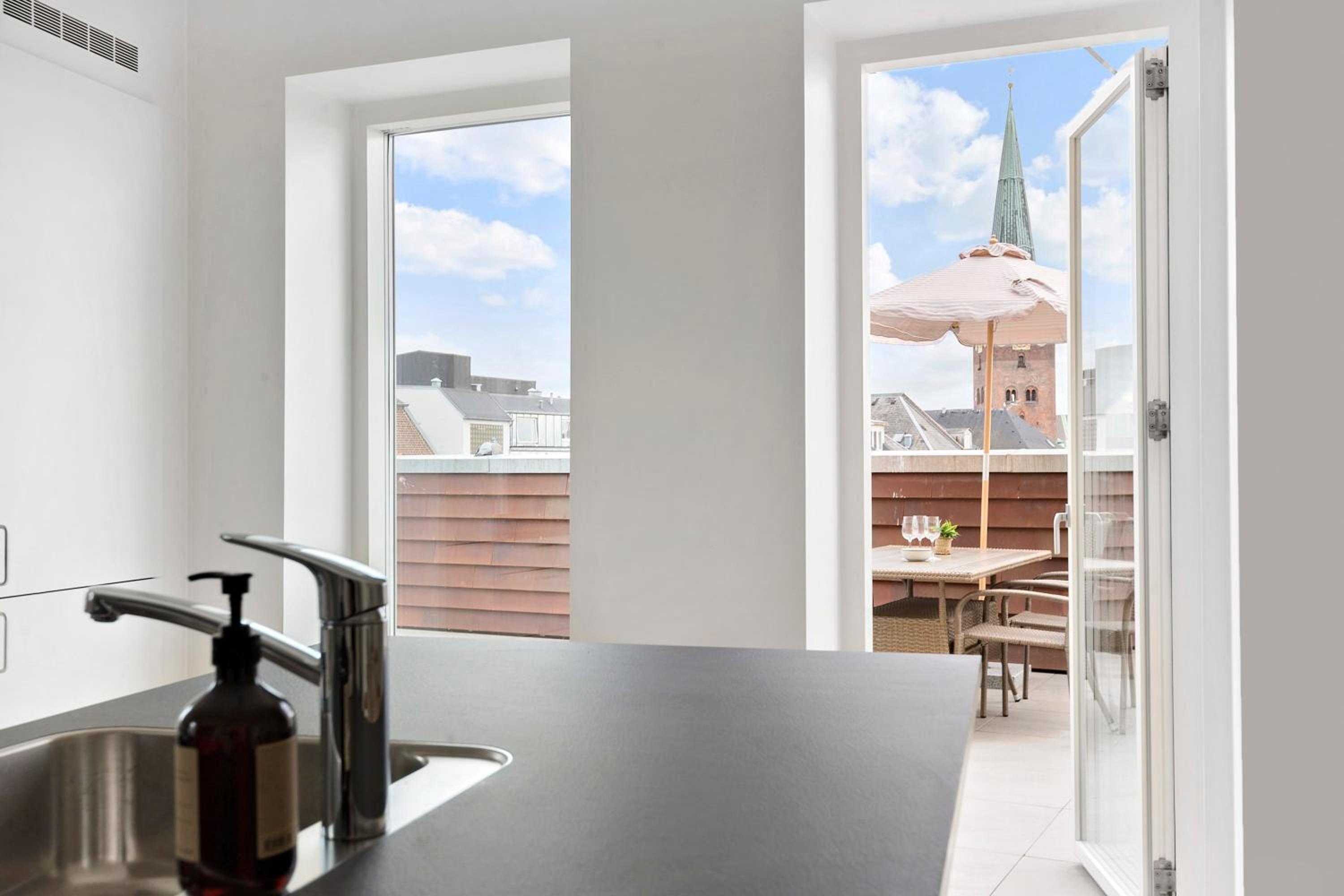 Grand Penthouse Suite With Private Rooftop Terrace