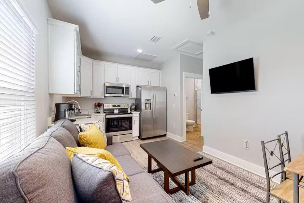 Romana Hideaway & Juliet Haven -Family Friendly, Downtown Pensacola! view 3