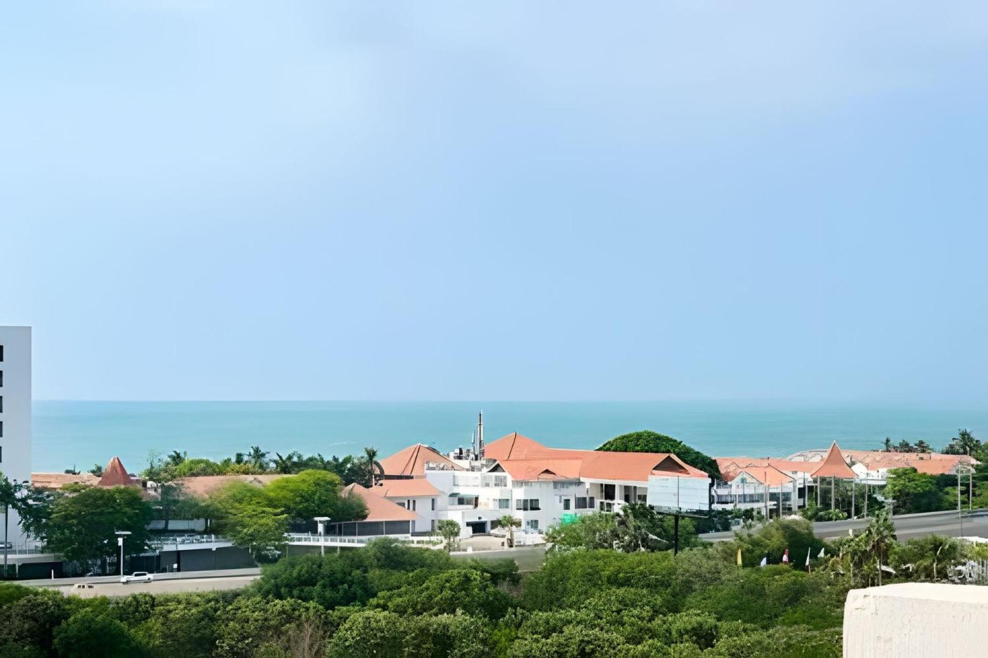 2 Bedrooms Jacuzzi and Sea View. Beach Front view 2