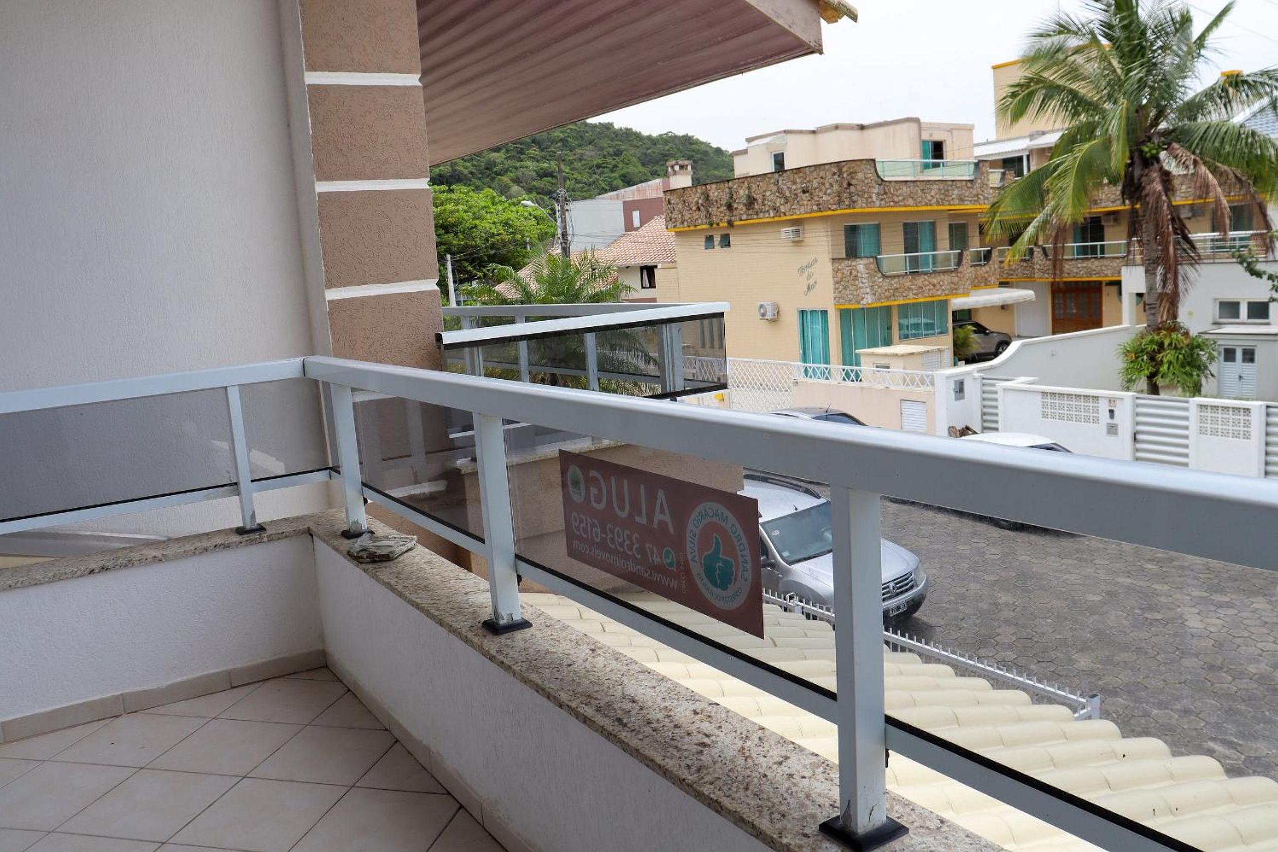 Sobrado a poucos metros da maravilhosa praia