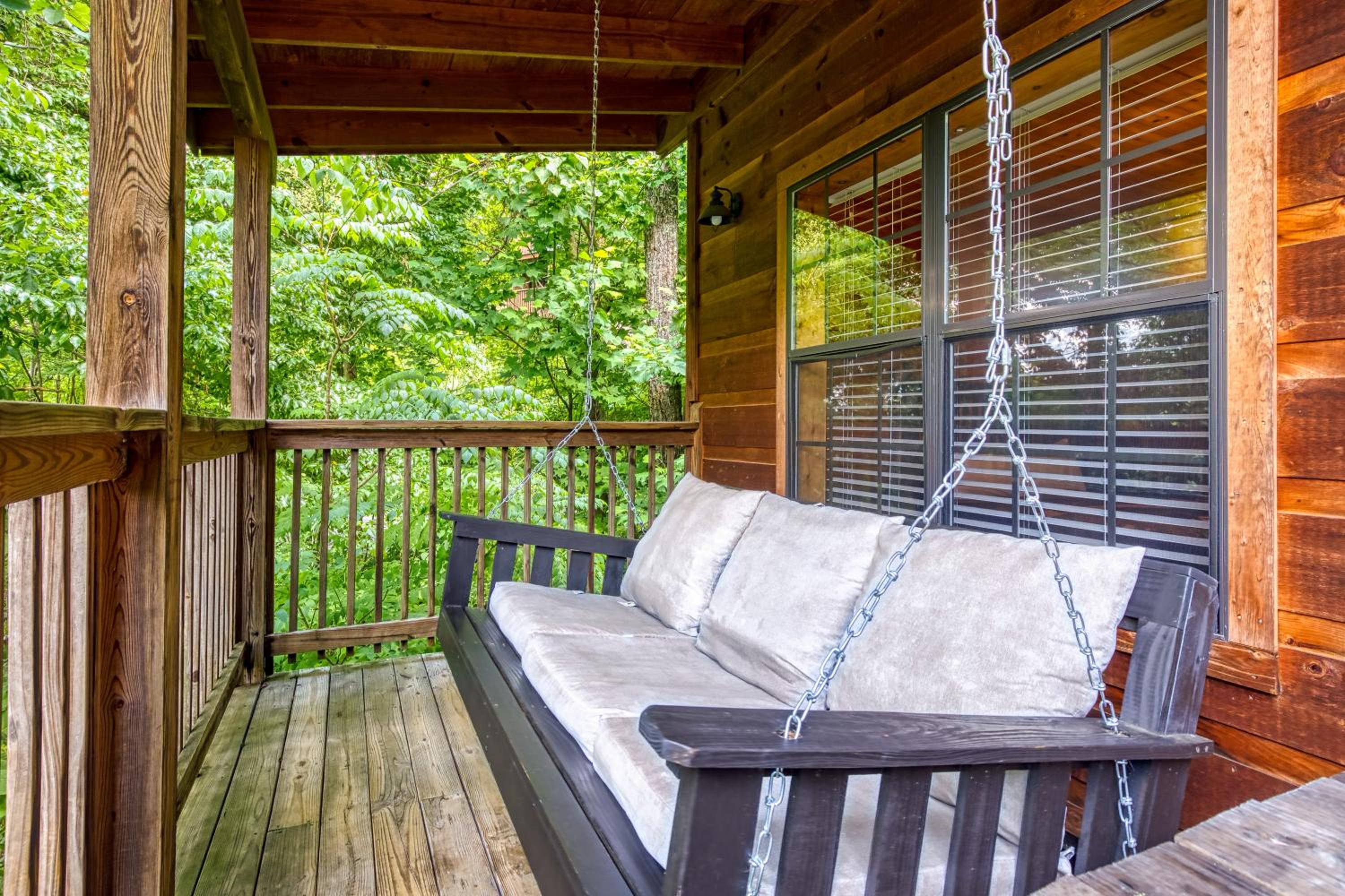 Cubby Bear, Free Attraction Tickets, Game Room, Hot Tub, seasonal pool Access, WIFI!!!