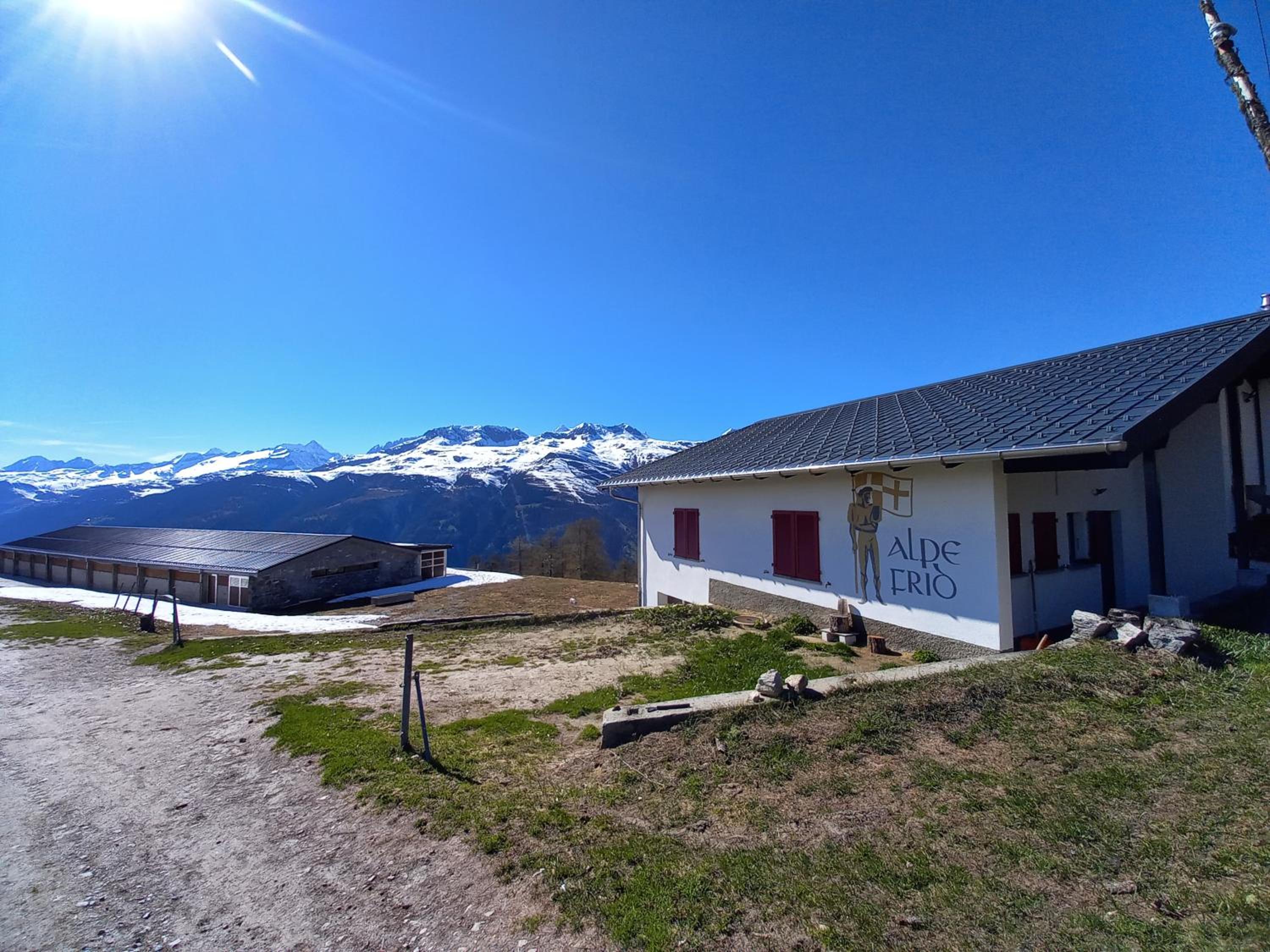 Wohnung mit schöner Sicht auf Bergpanorama und übers Tal