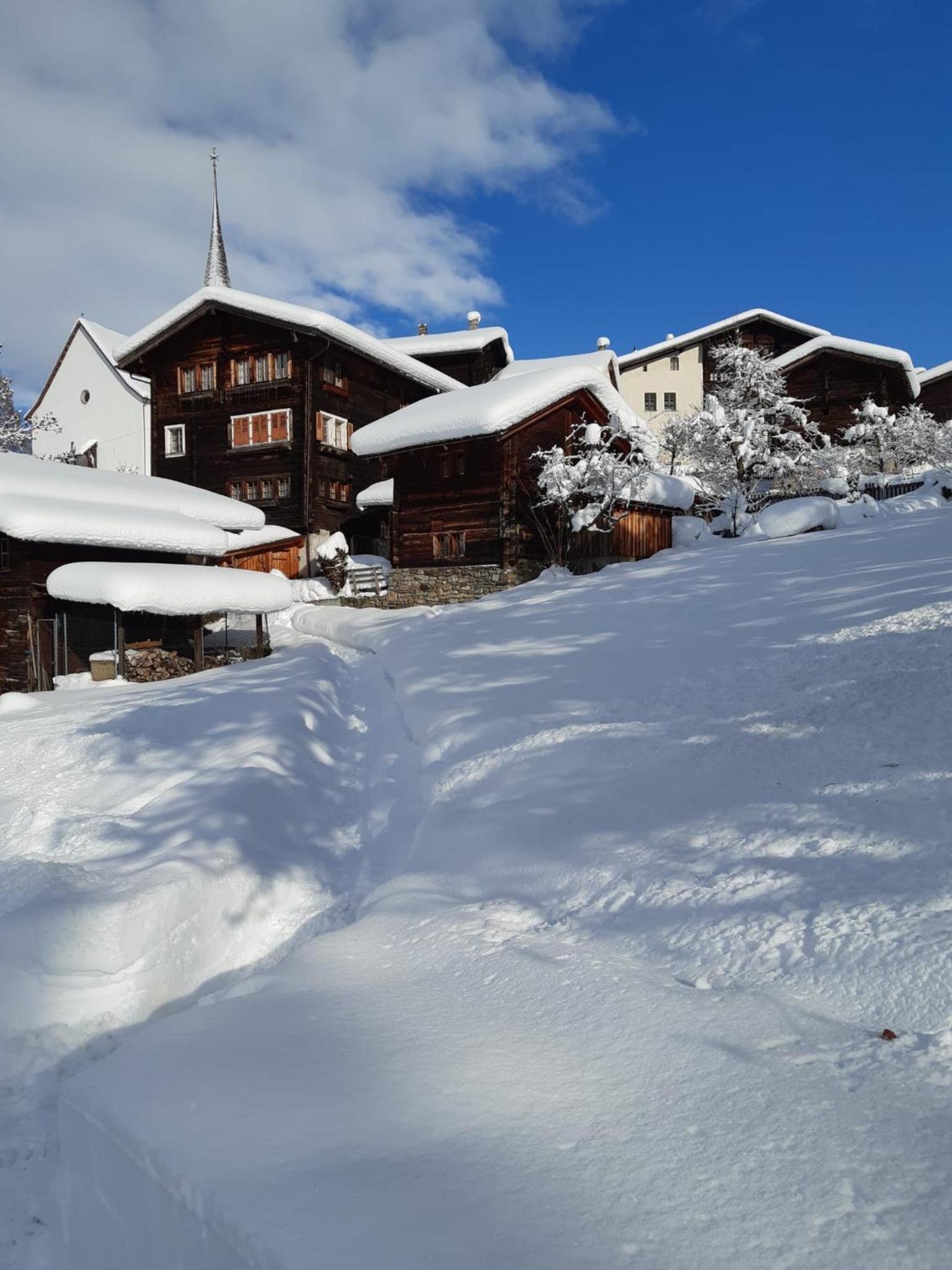 Wohnung mit schöner Sicht auf Bergpanorama und übers Tal