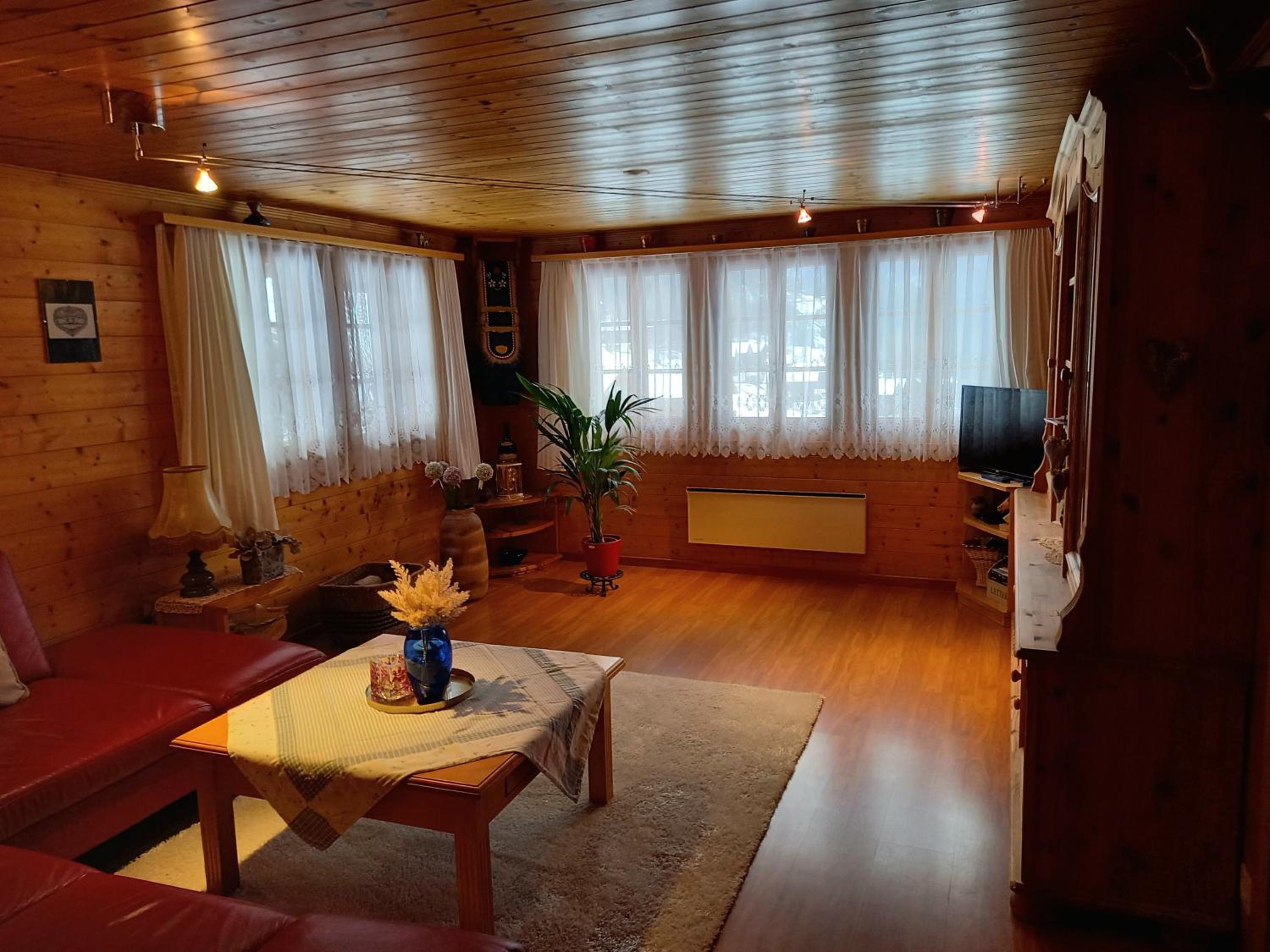 Wohnung mit schöner Sicht auf Bergpanorama und übers Tal