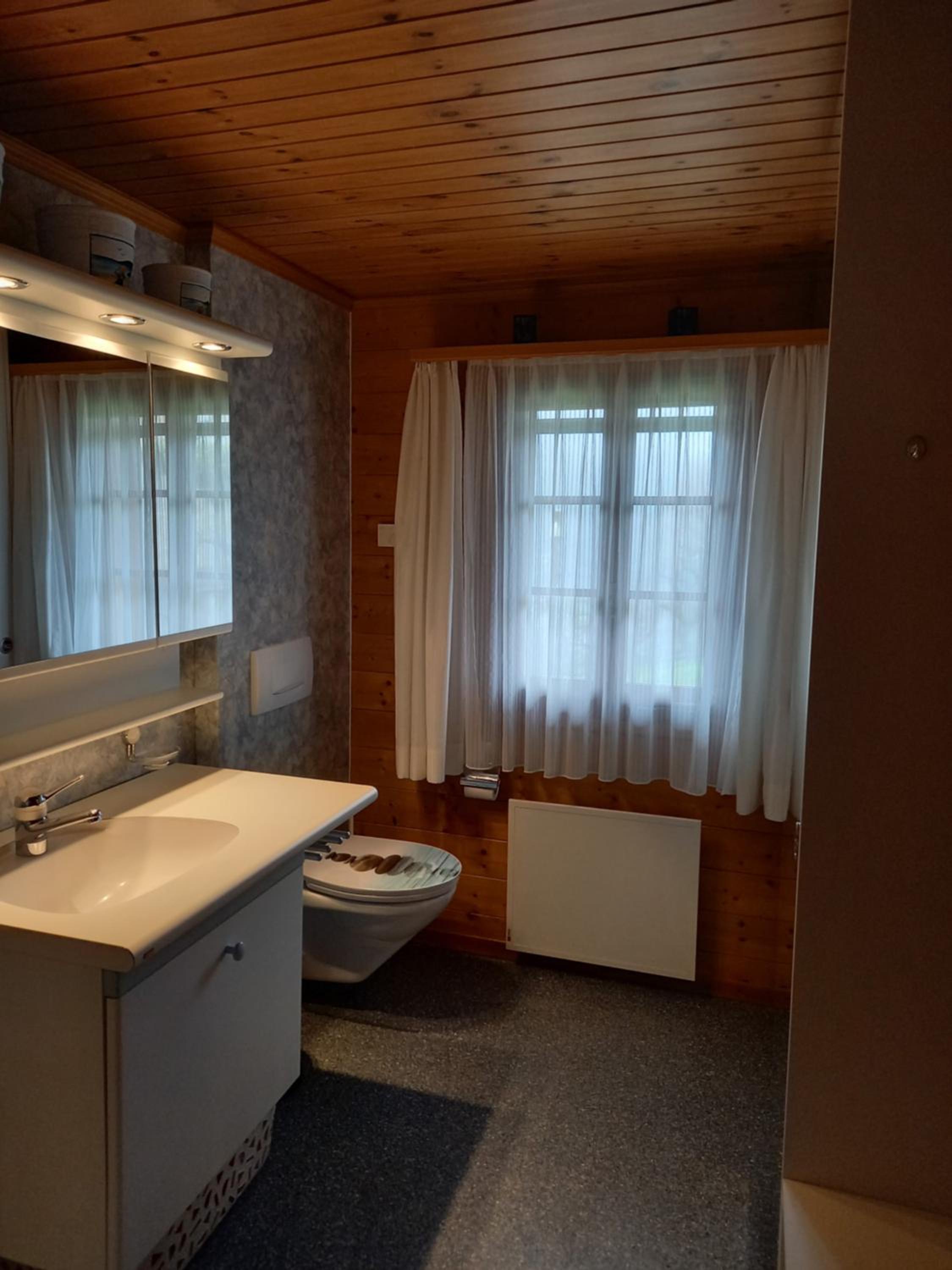Wohnung mit schöner Sicht auf Bergpanorama und übers Tal