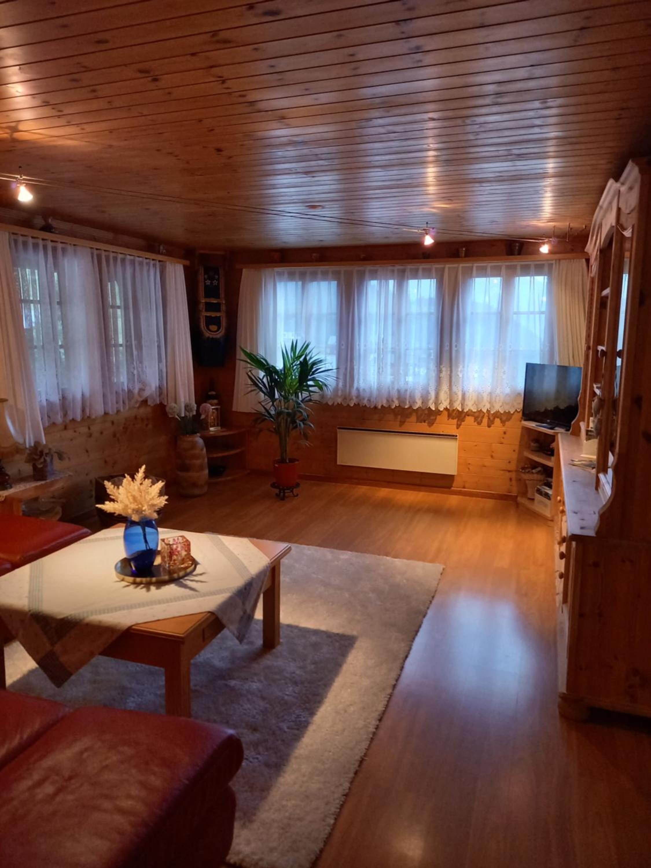 Wohnung mit schöner Sicht auf Bergpanorama und übers Tal