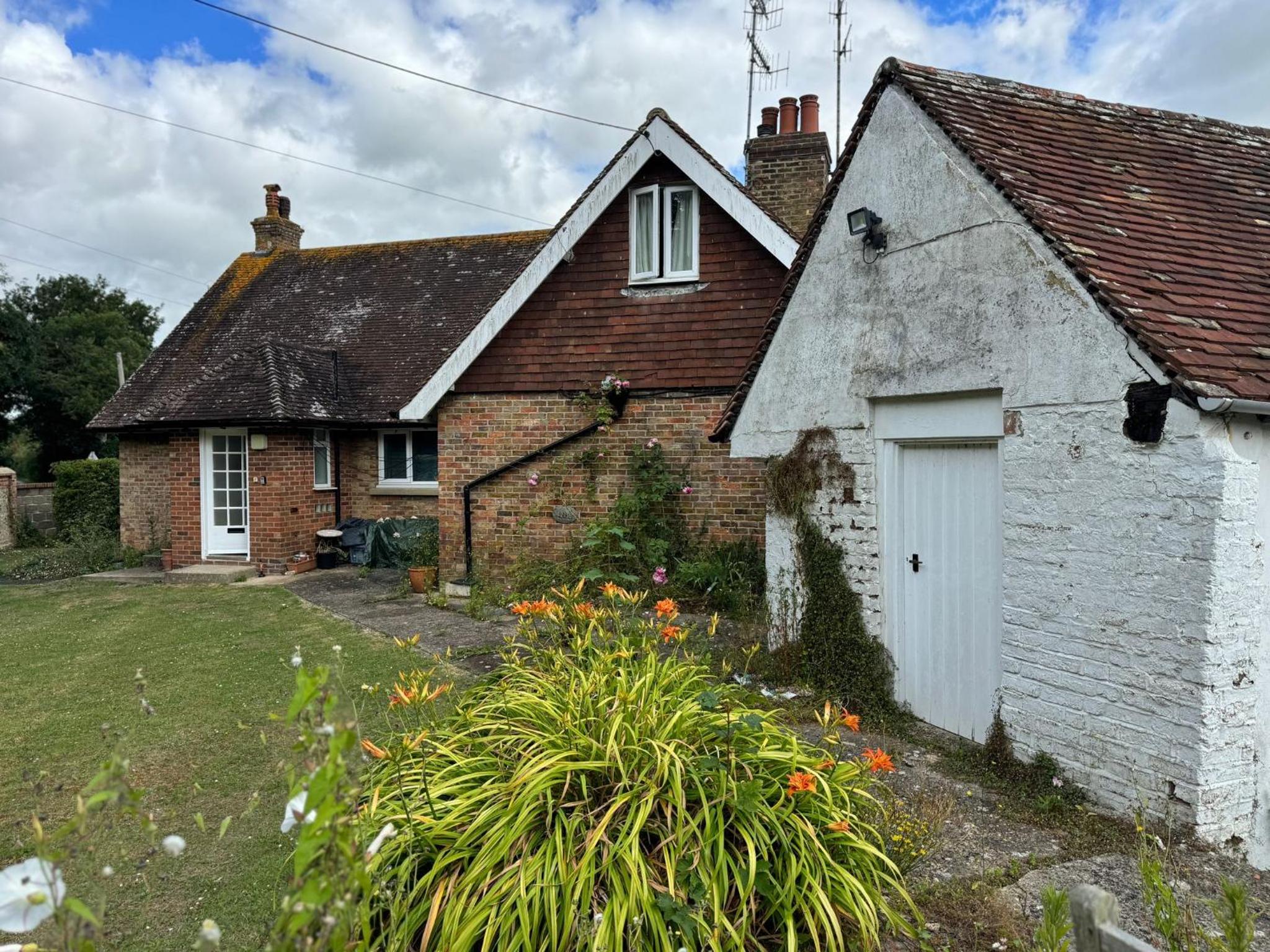 Historic river side cottage - top apartment view 4