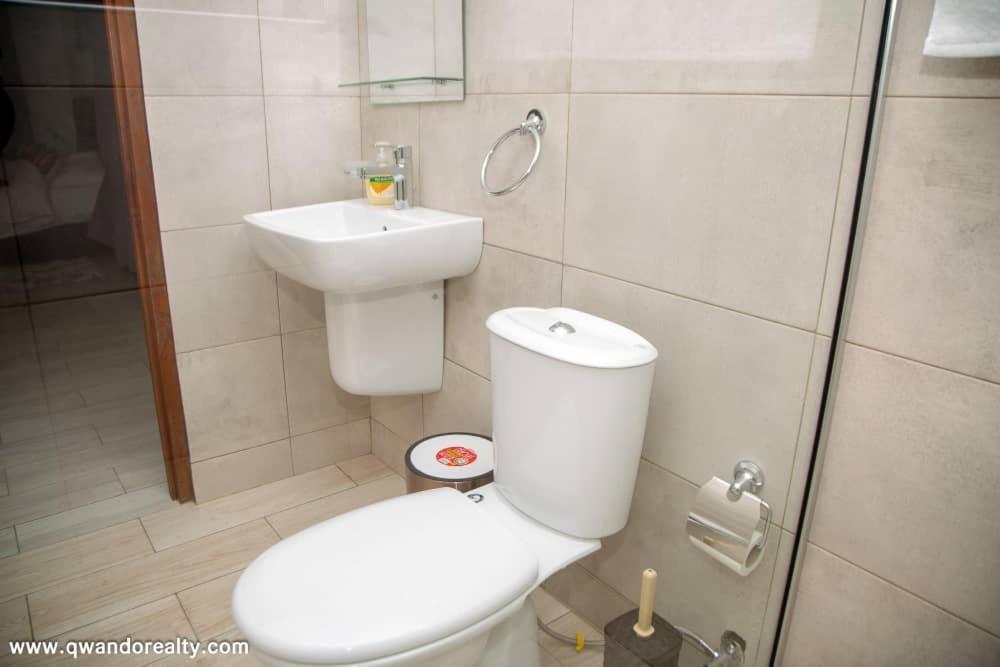 Cozy 1 bed Apartment with AC and Kitchenette view 4