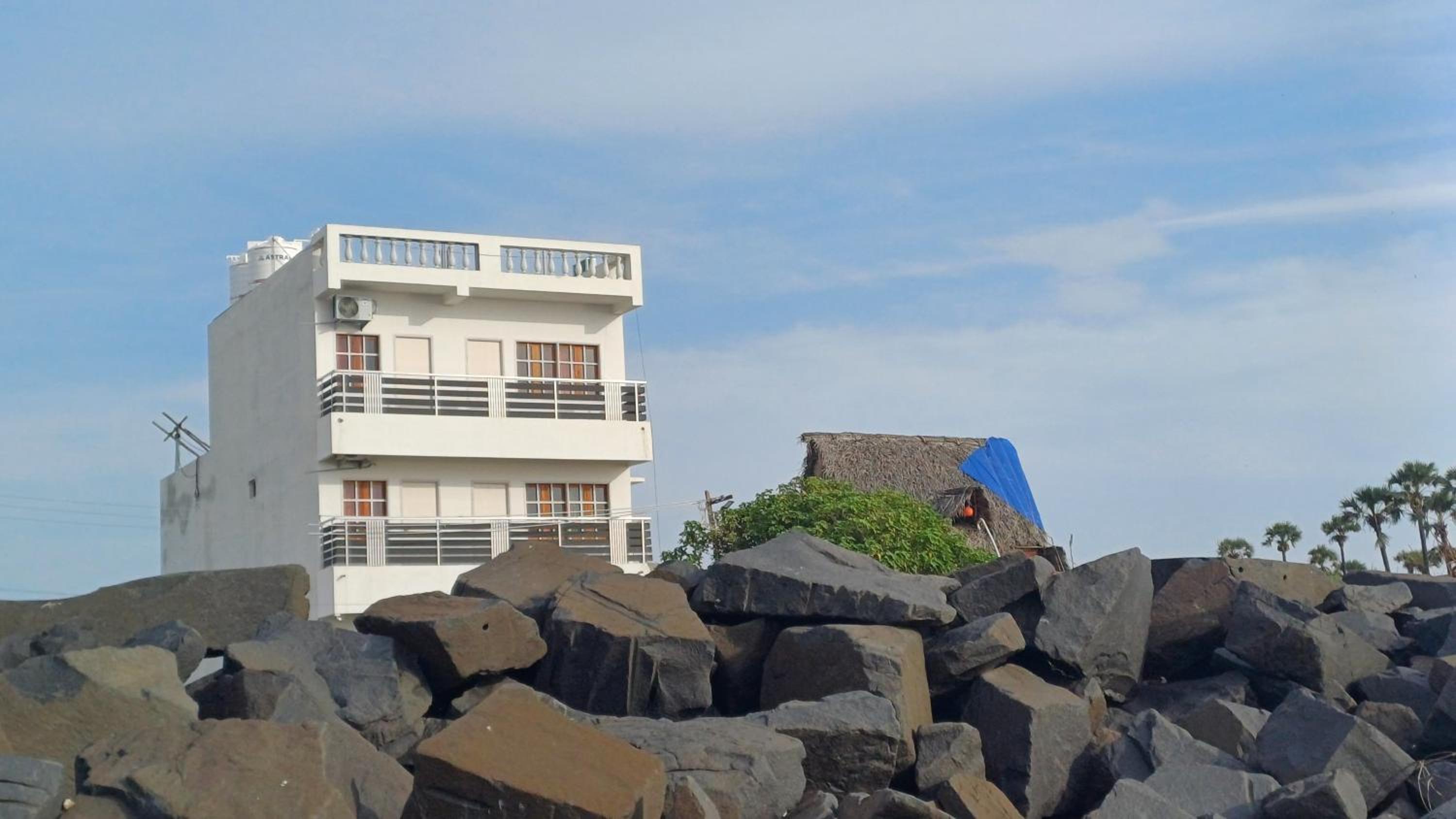 DIVINE BEACH INN - The sea shore hotel view 3