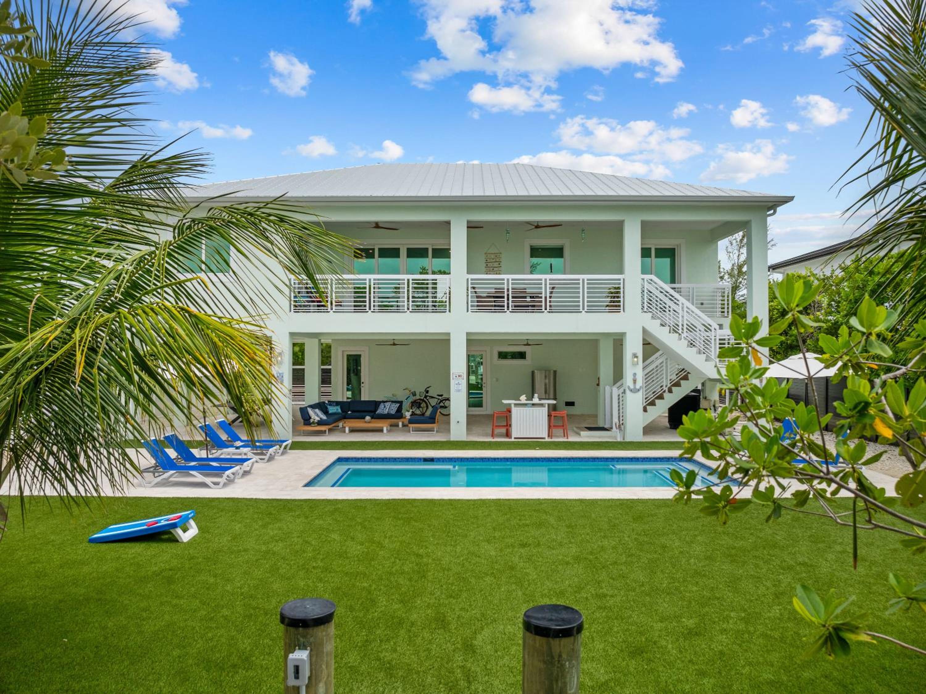 Emerald Oasis Deluxe Waterfront Gem, Heated Pool with Dock