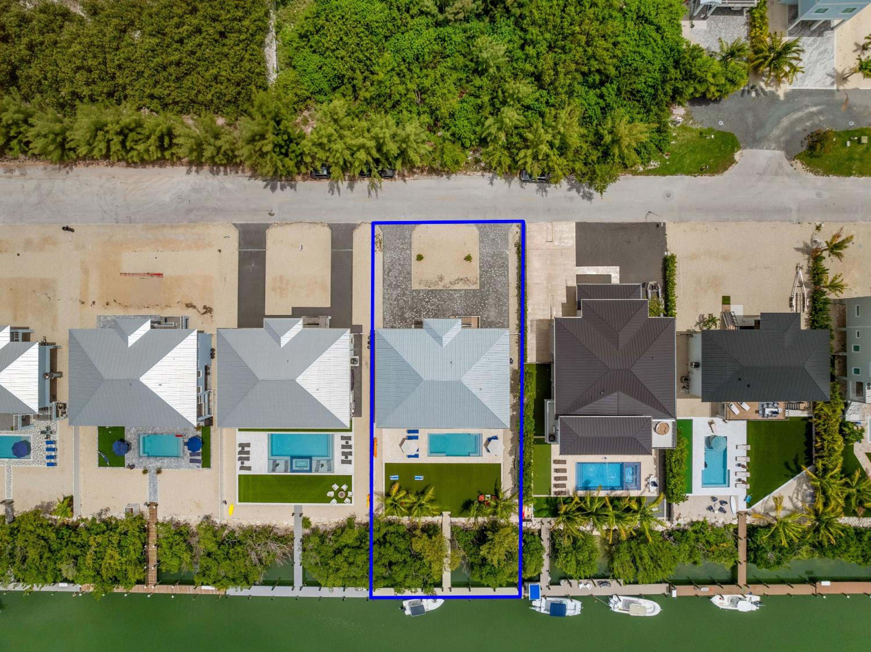 Emerald Oasis Deluxe Waterfront Gem, Heated Pool with Dock