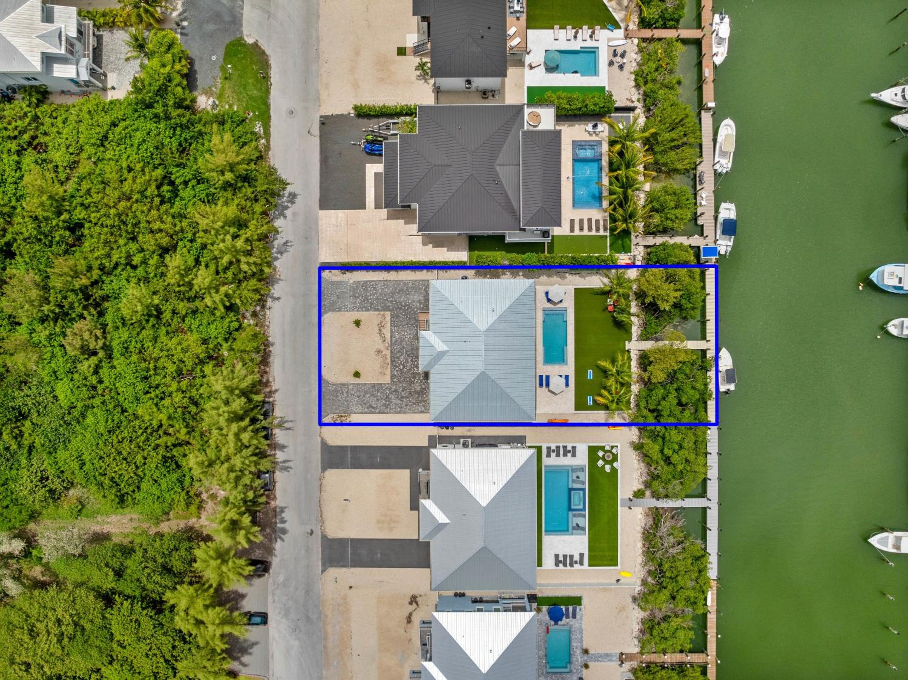Emerald Oasis Deluxe Waterfront Gem, Heated Pool with Dock