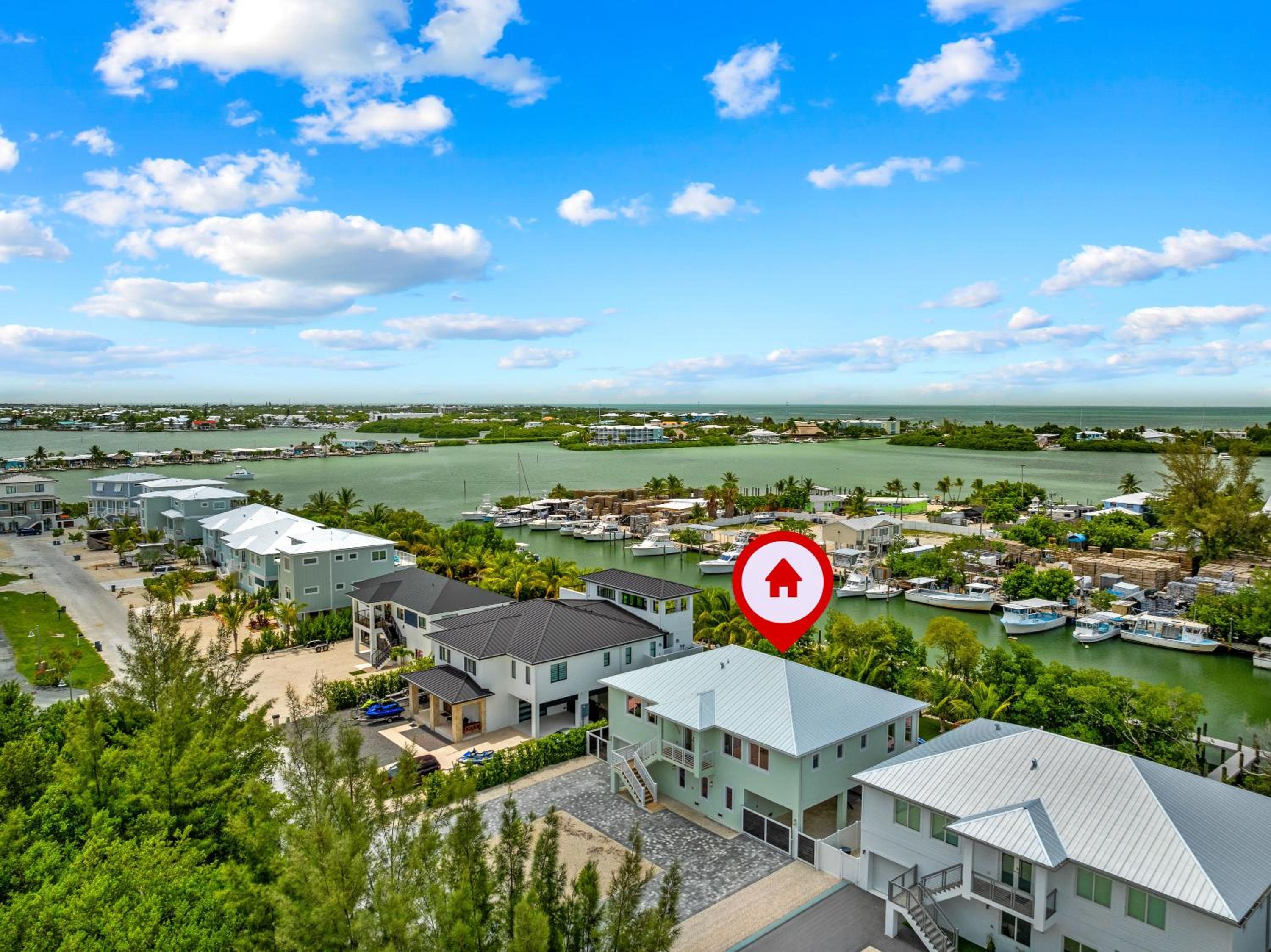Emerald Oasis Deluxe Waterfront Gem, Heated Pool with Dock