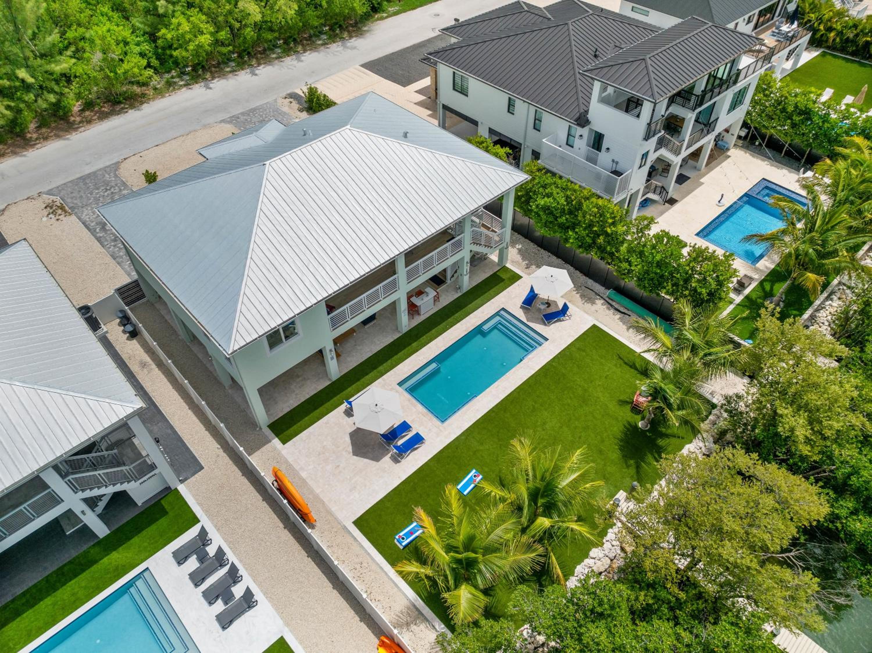 Emerald Oasis Deluxe Waterfront Gem, Heated Pool with Dock