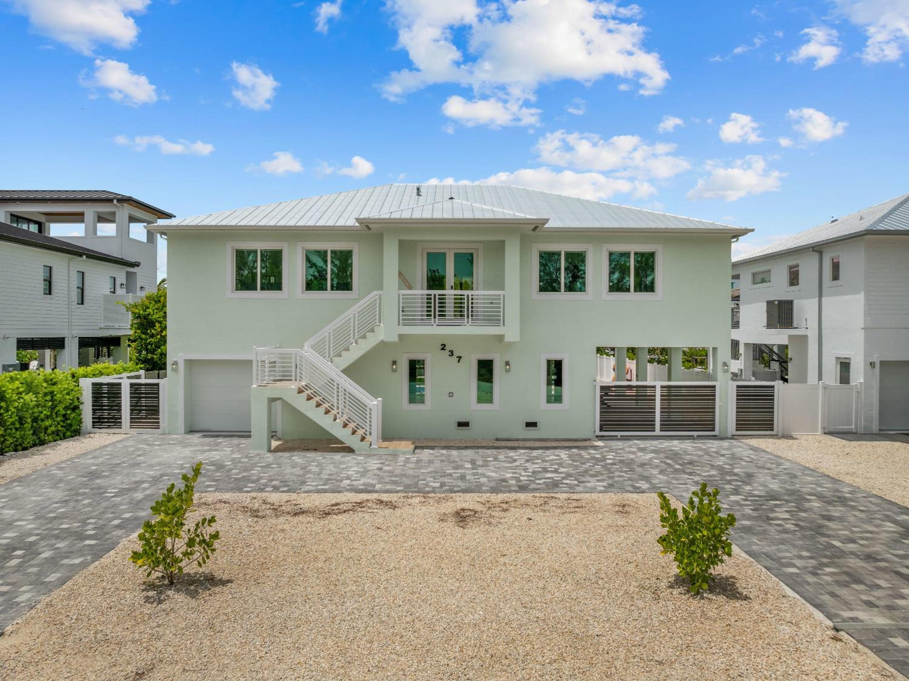Emerald Oasis Deluxe Waterfront Gem, Heated Pool with Dock