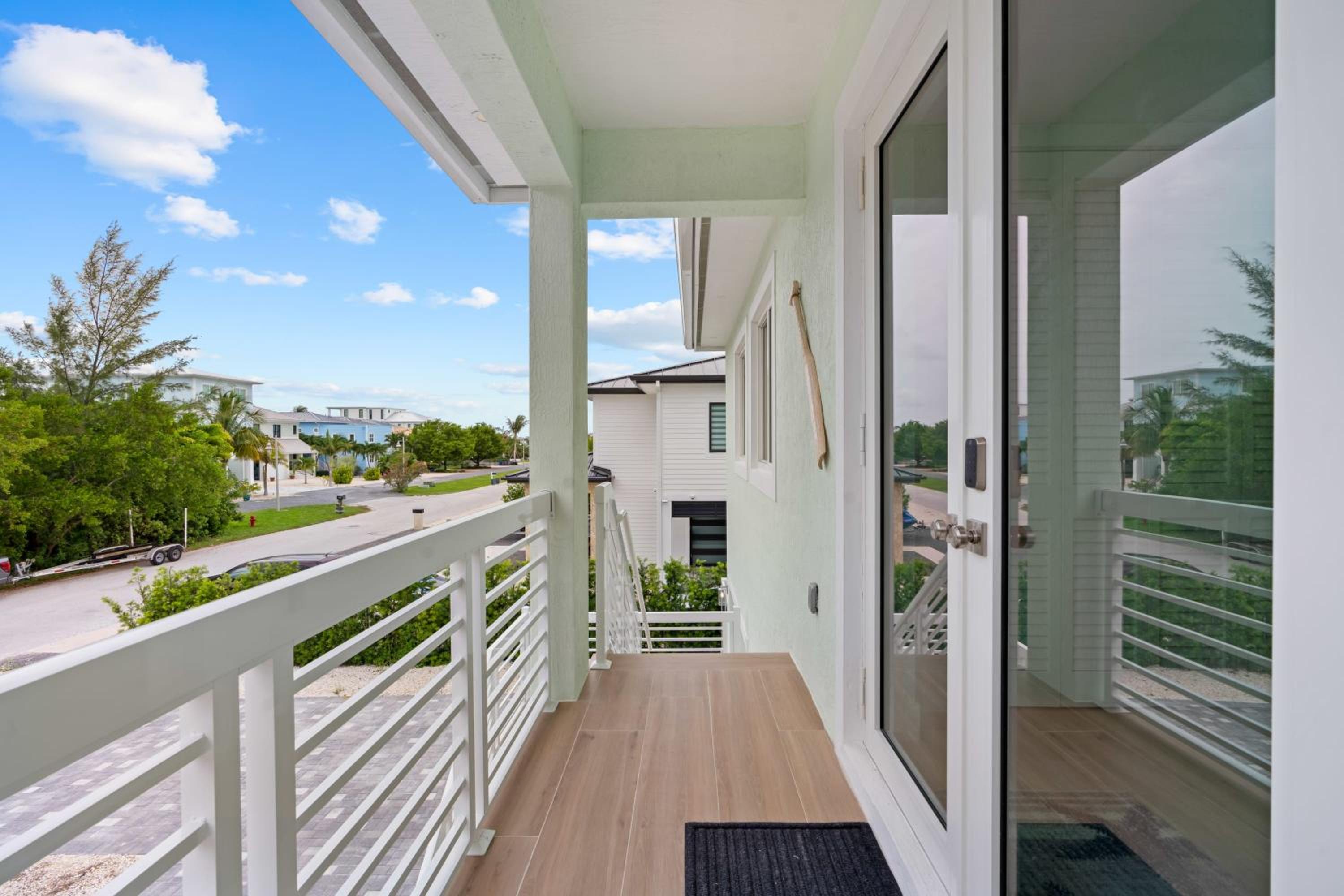 Emerald Oasis Deluxe Waterfront Gem, Heated Pool with Dock