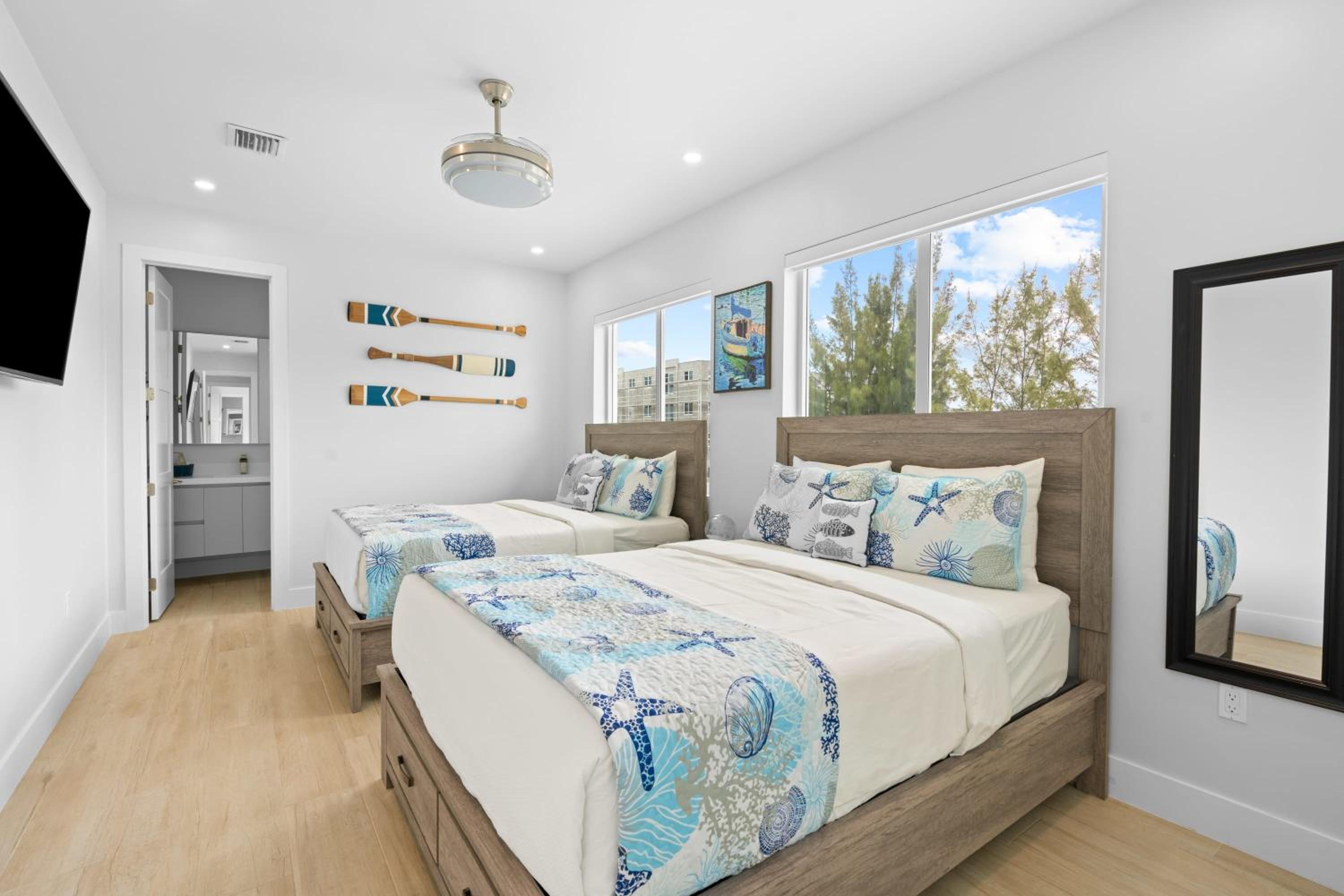 Emerald Oasis Deluxe Waterfront Gem, Heated Pool with Dock