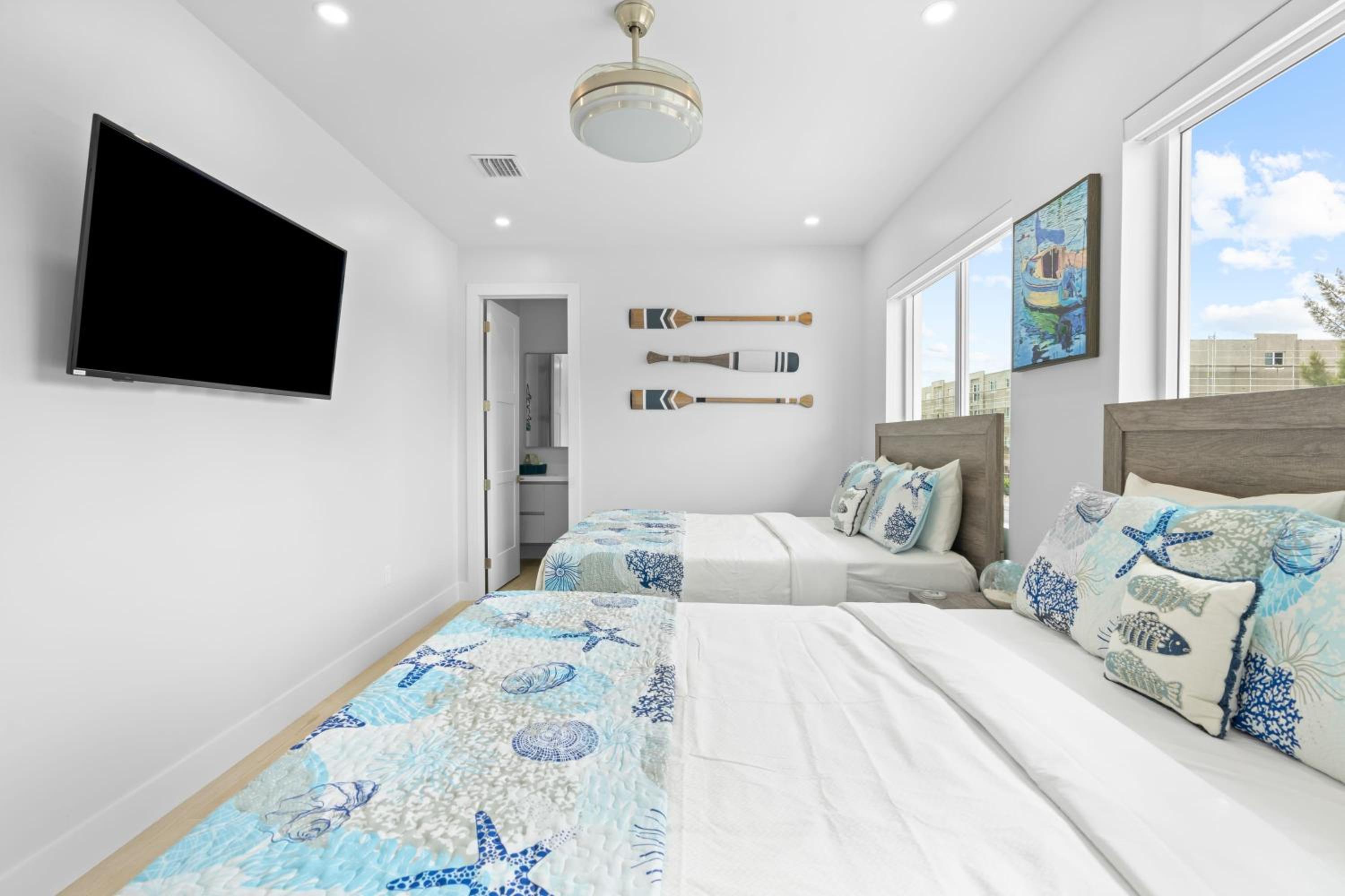 Emerald Oasis Deluxe Waterfront Gem, Heated Pool with Dock