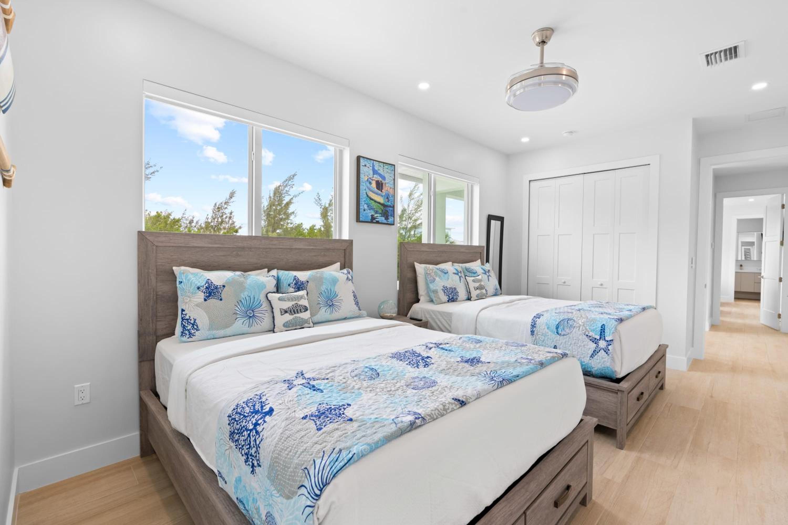 Emerald Oasis Deluxe Waterfront Gem, Heated Pool with Dock