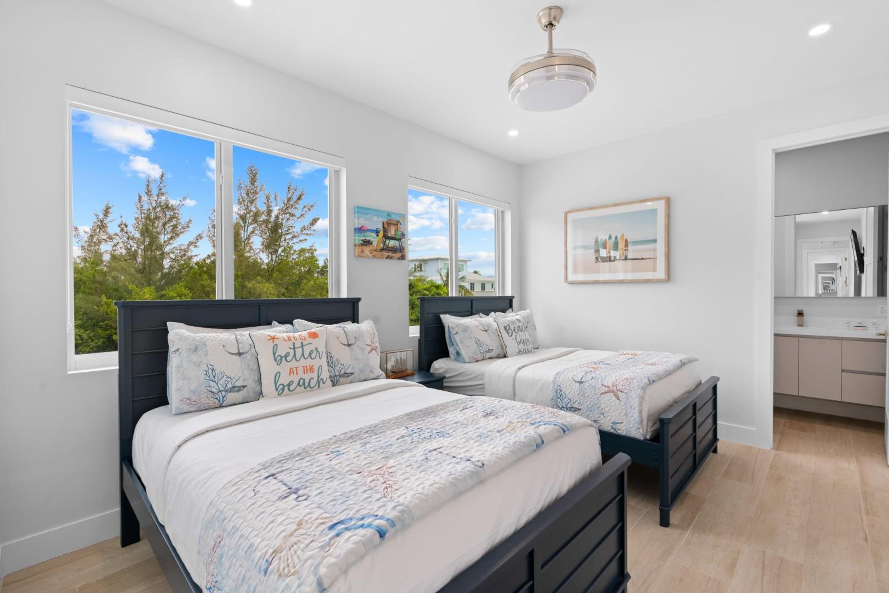 Emerald Oasis Deluxe Waterfront Gem, Heated Pool with Dock