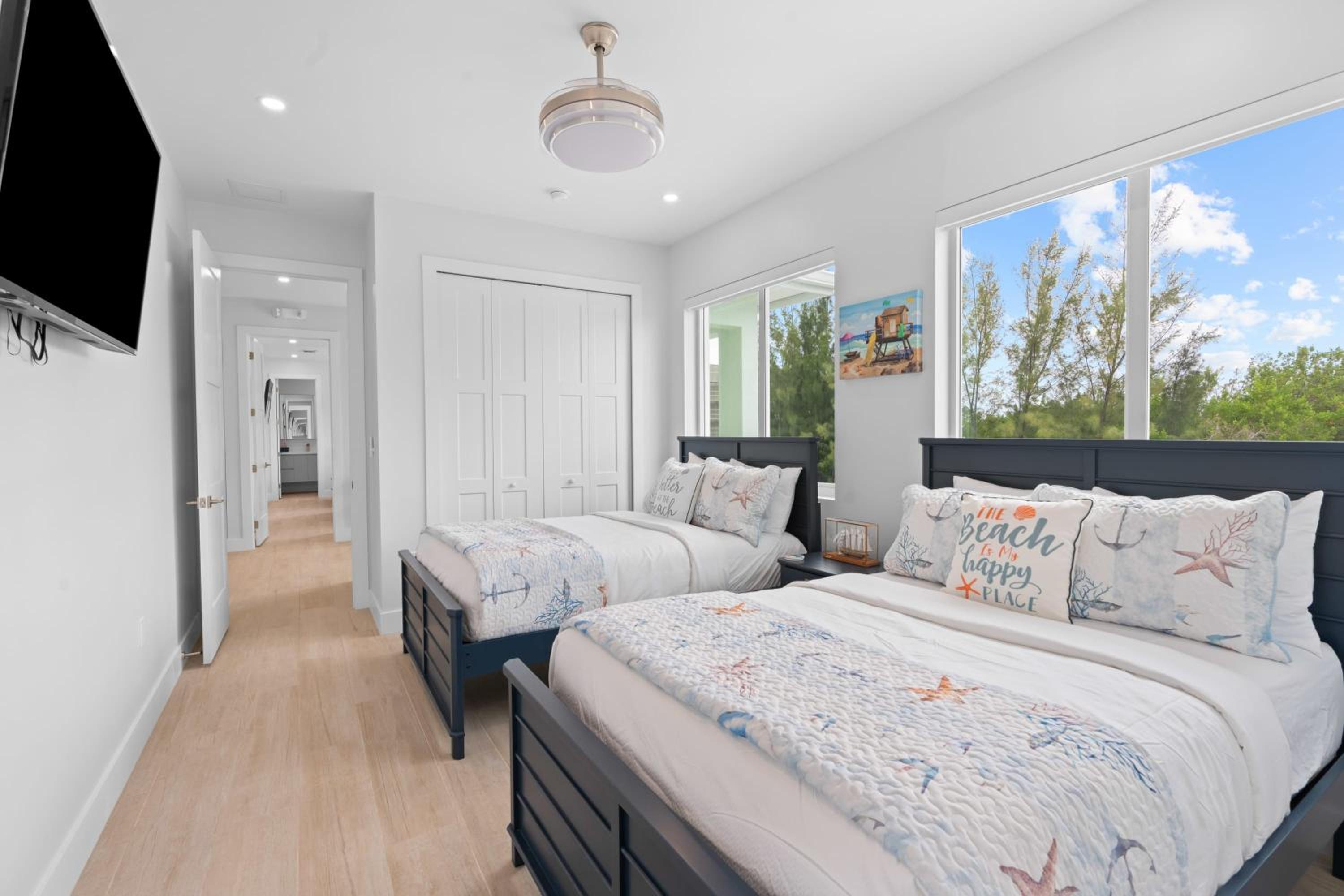 Emerald Oasis Deluxe Waterfront Gem, Heated Pool with Dock