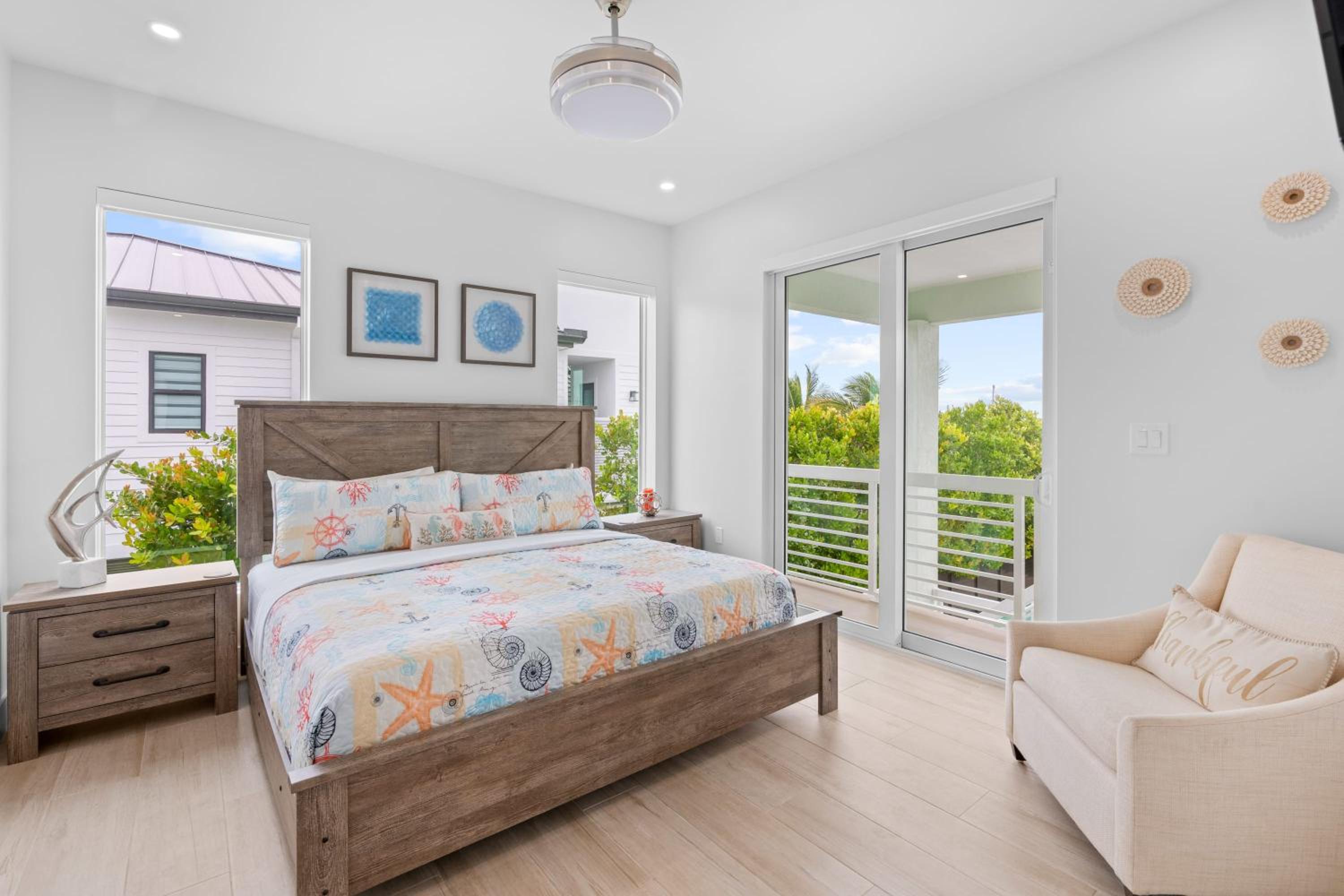 Emerald Oasis Deluxe Waterfront Gem, Heated Pool with Dock