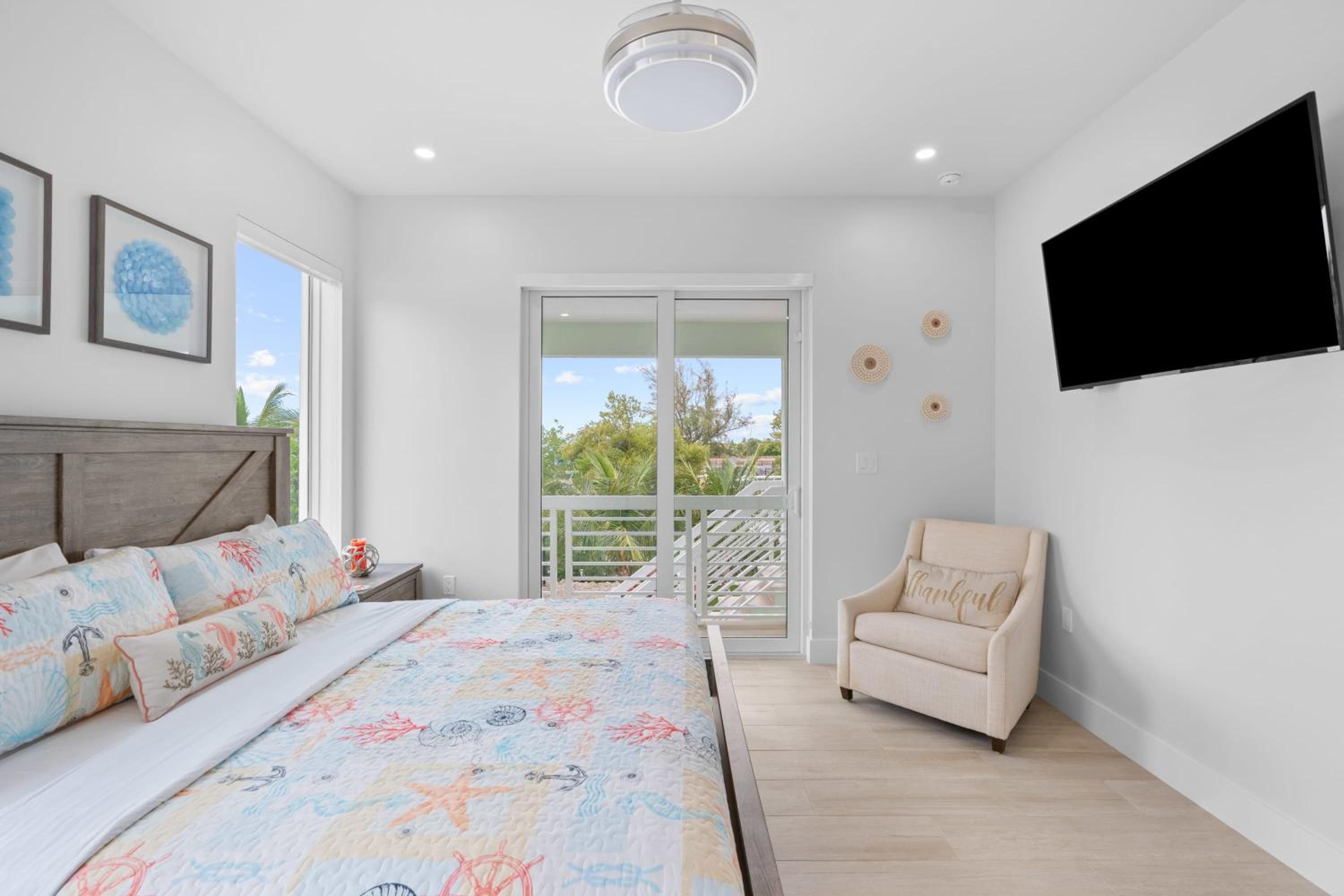 Emerald Oasis Deluxe Waterfront Gem, Heated Pool with Dock