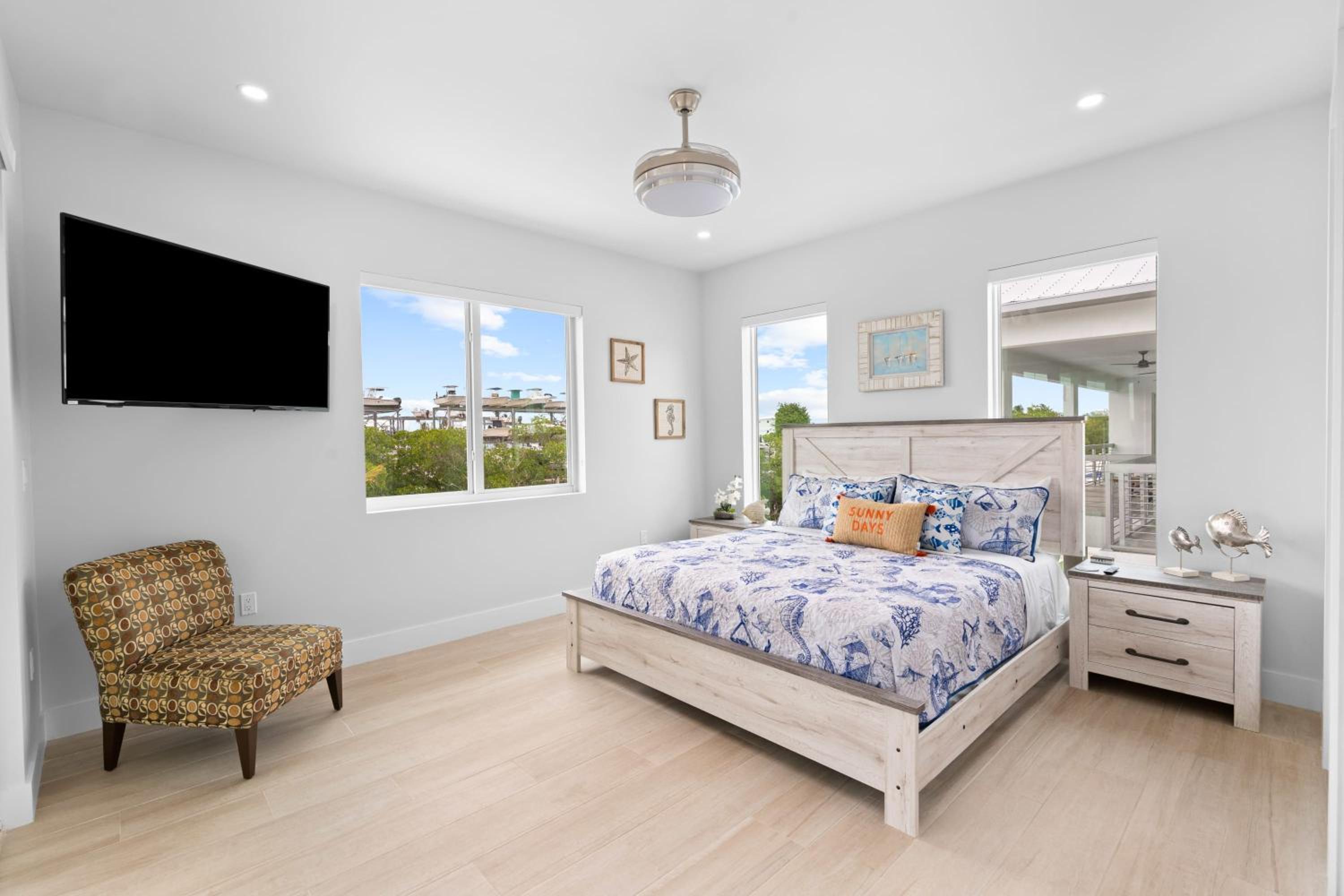 Emerald Oasis Deluxe Waterfront Gem, Heated Pool with Dock