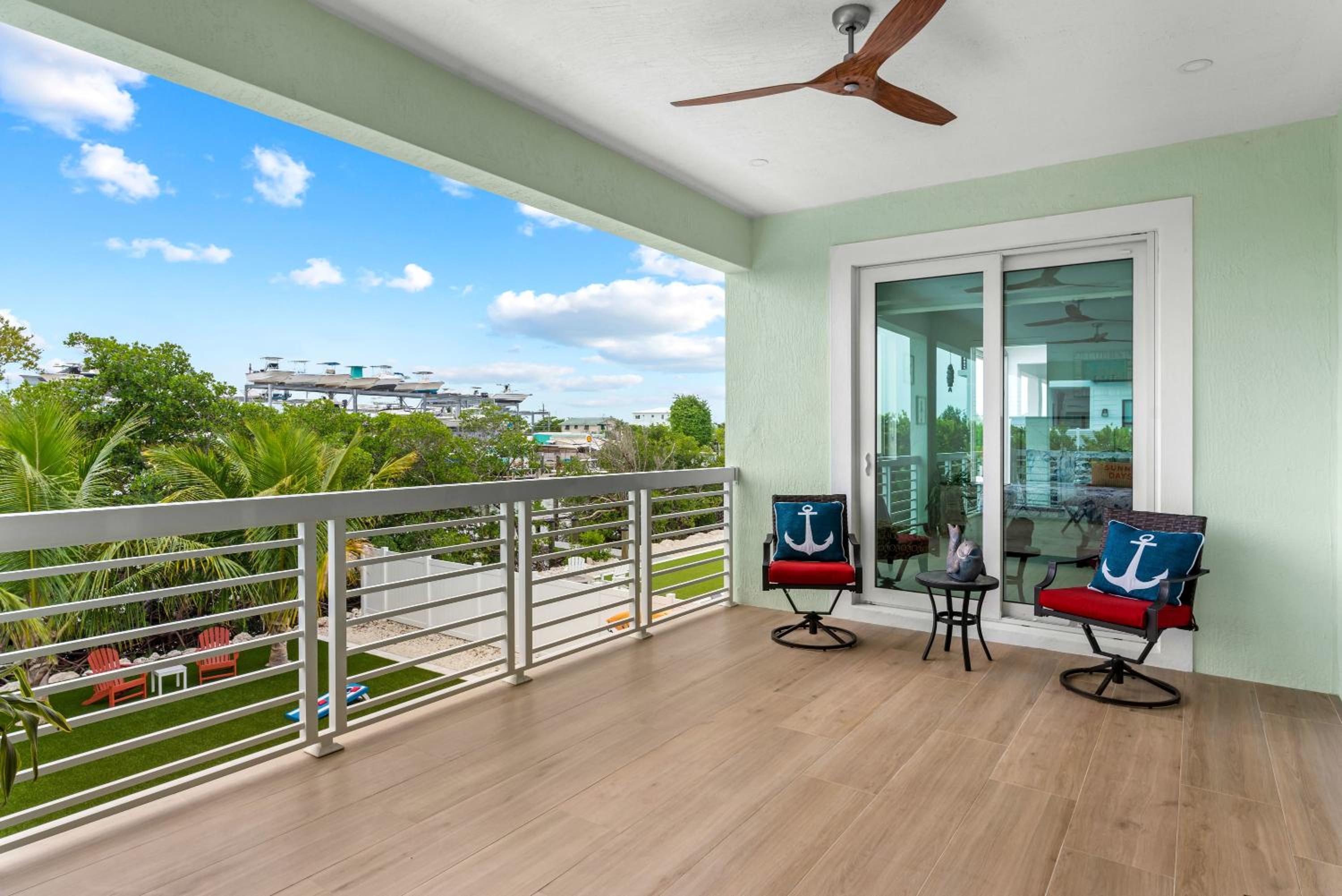 Emerald Oasis Deluxe Waterfront Gem, Heated Pool with Dock