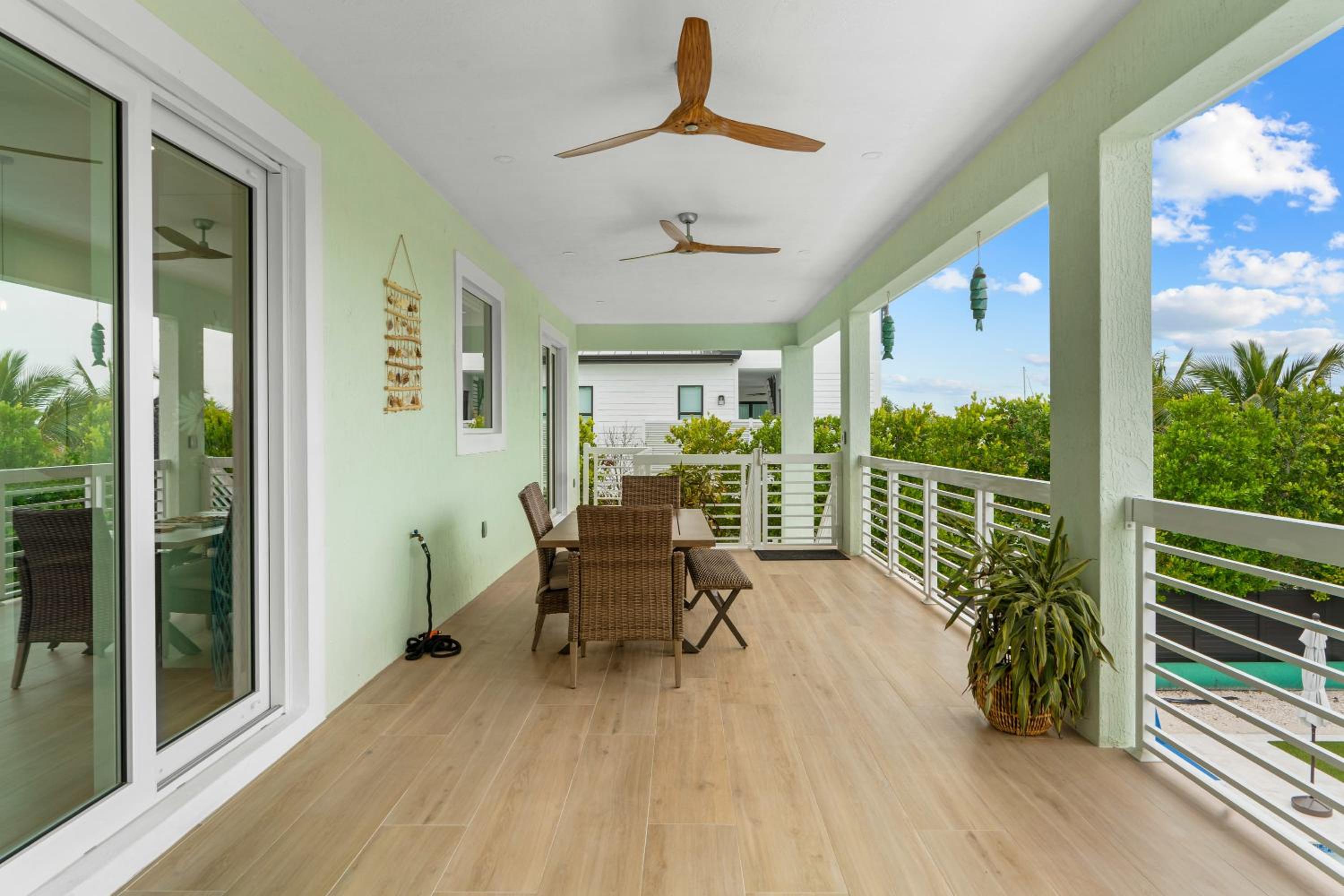 Emerald Oasis Deluxe Waterfront Gem, Heated Pool with Dock