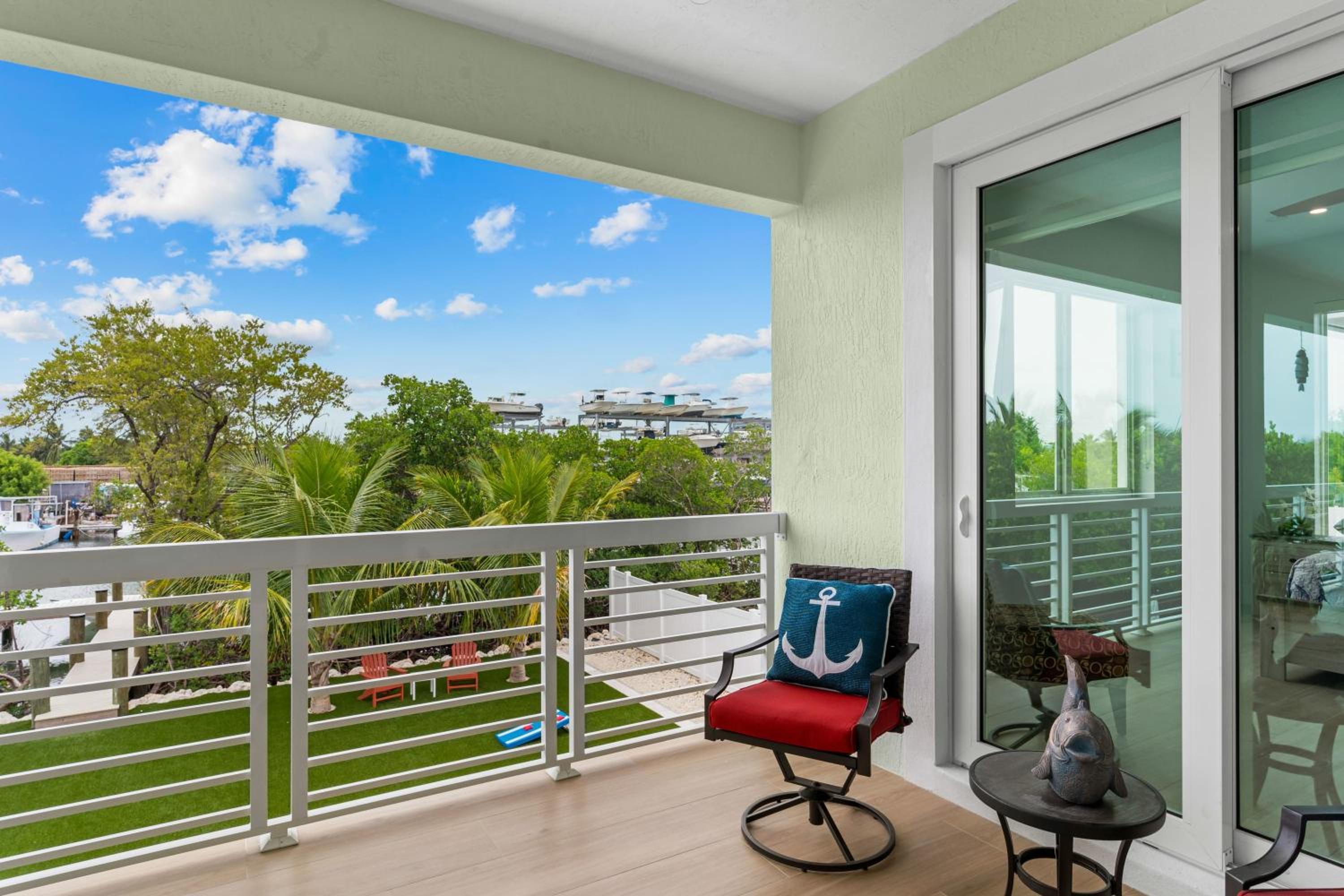 Emerald Oasis Deluxe Waterfront Gem, Heated Pool with Dock