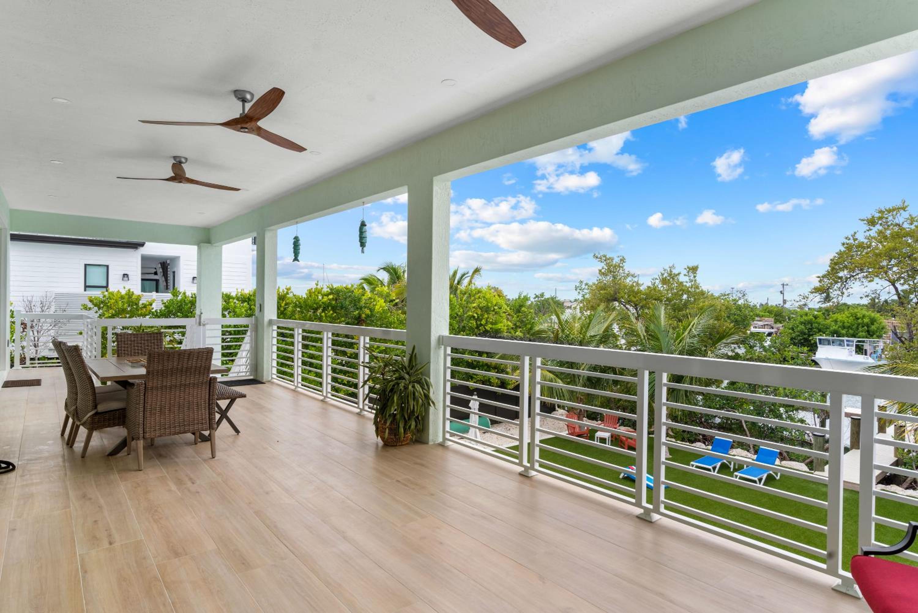 Emerald Oasis Deluxe Waterfront Gem, Heated Pool with Dock