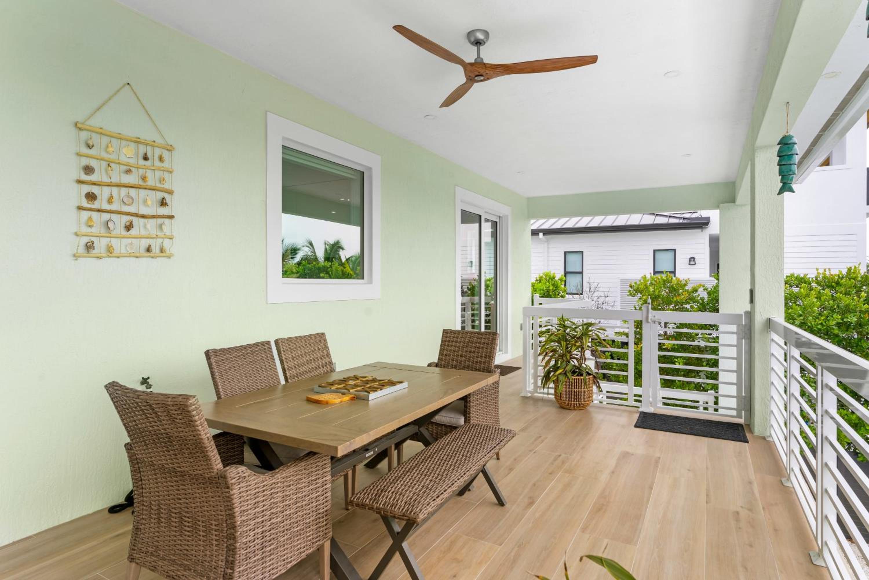 Emerald Oasis Deluxe Waterfront Gem, Heated Pool with Dock