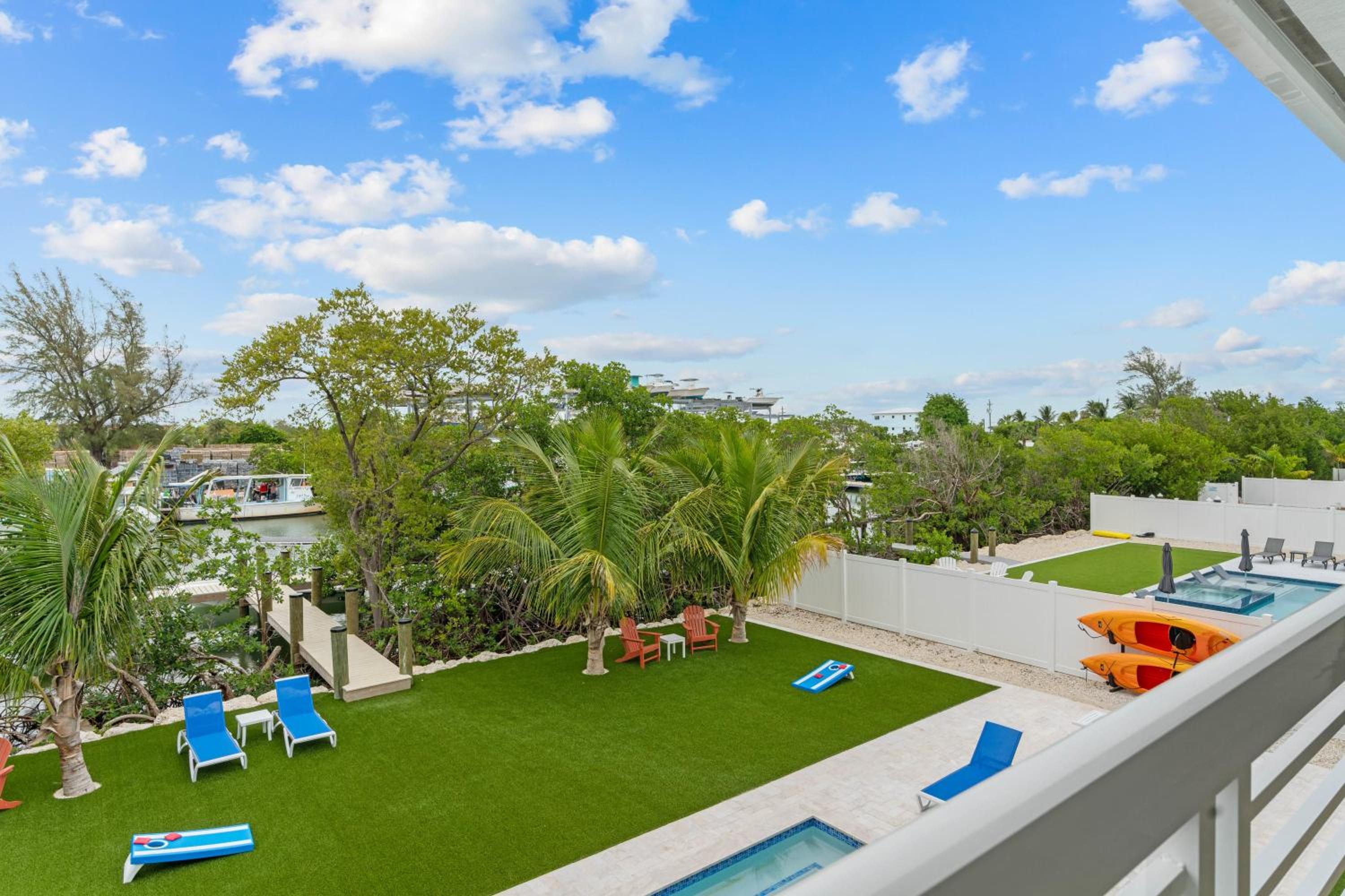 Emerald Oasis Deluxe Waterfront Gem, Heated Pool with Dock